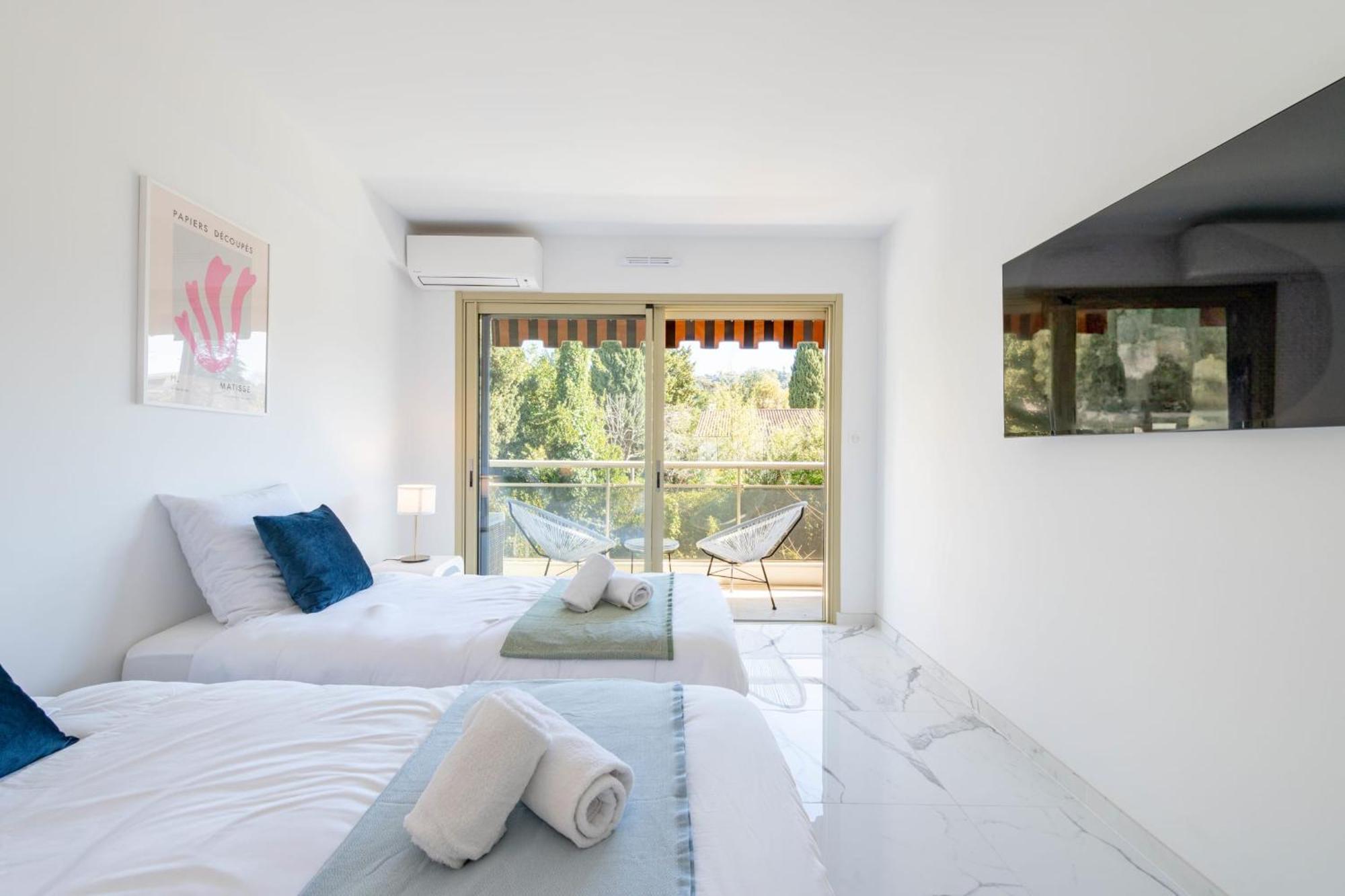 Spacious 2-br In A With Pool Apartment