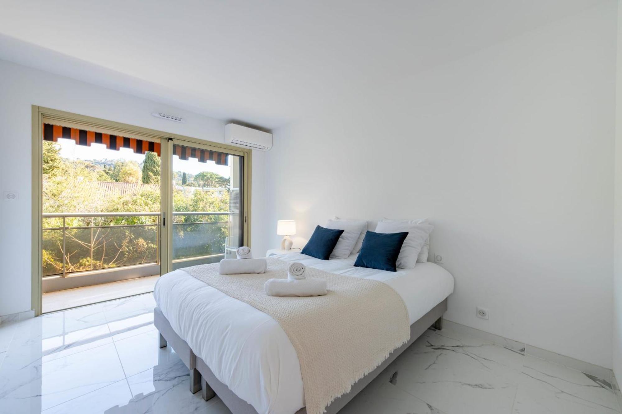 Spacious 2-br In A With Pool Apartment