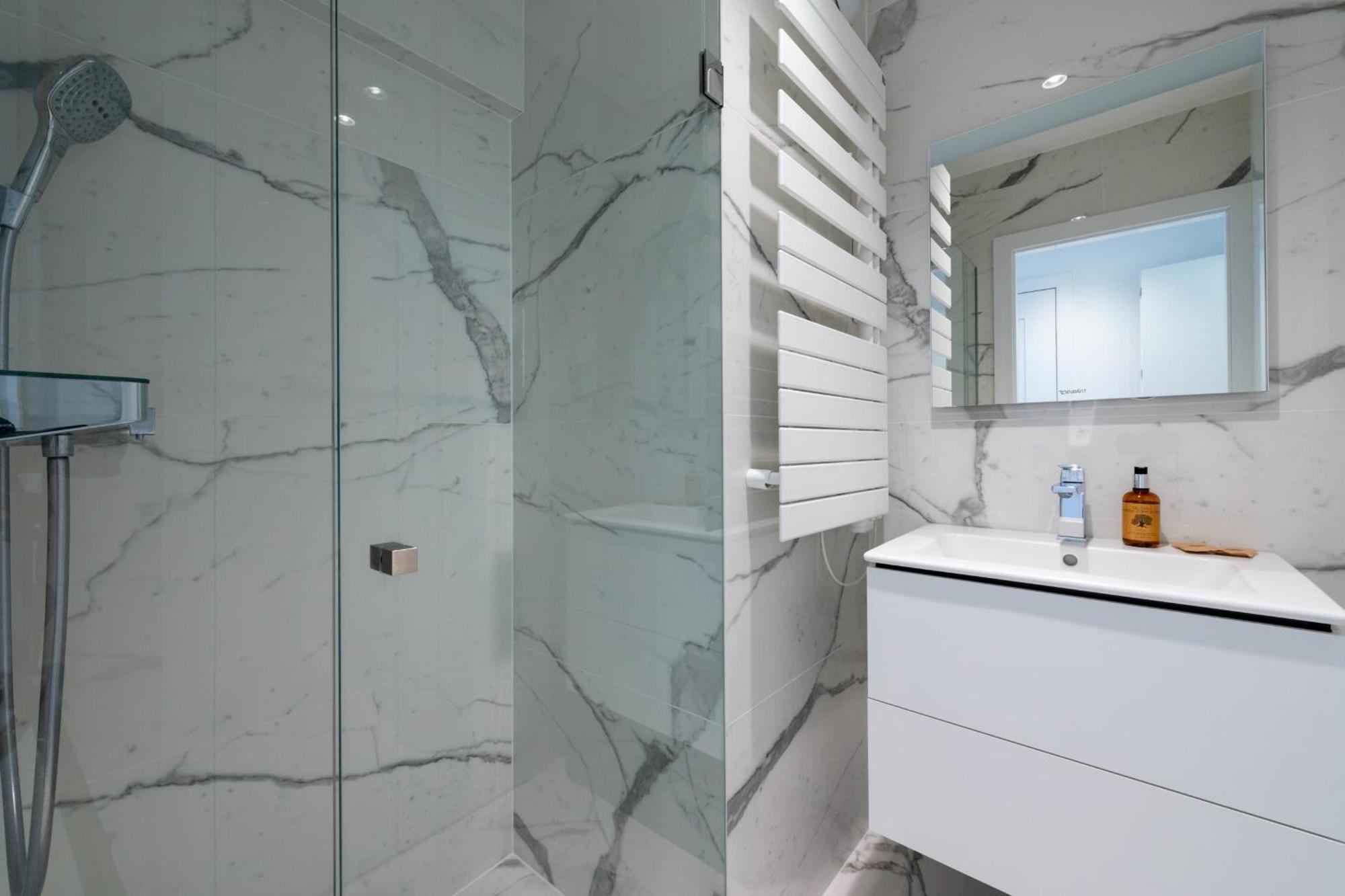 Spacious 2-br In A With Pool Apartment *