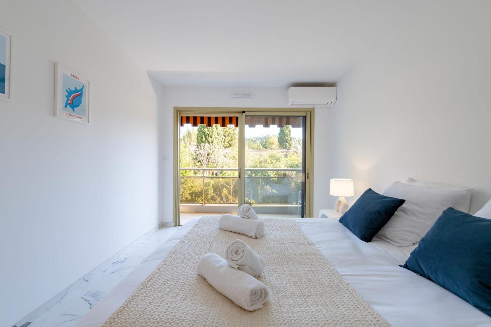 Spacious 2-br In A With Pool Apartment