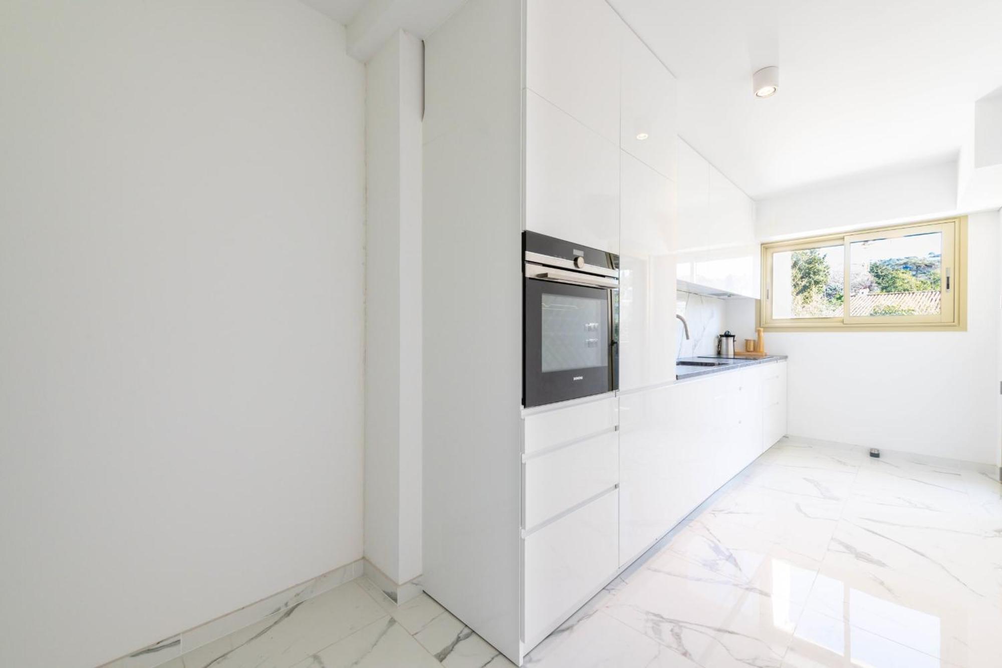 Spacious 2-br In A With Pool Apartment *