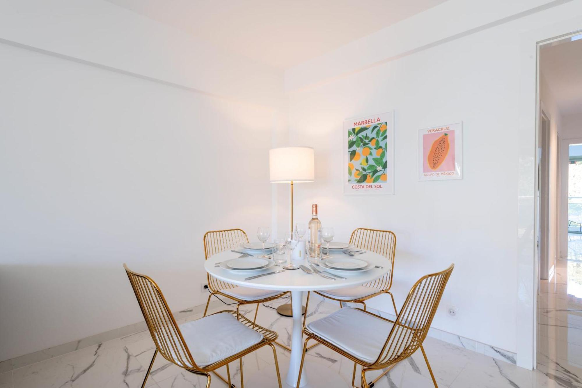 Spacious 2-br In A With Pool Apartment *