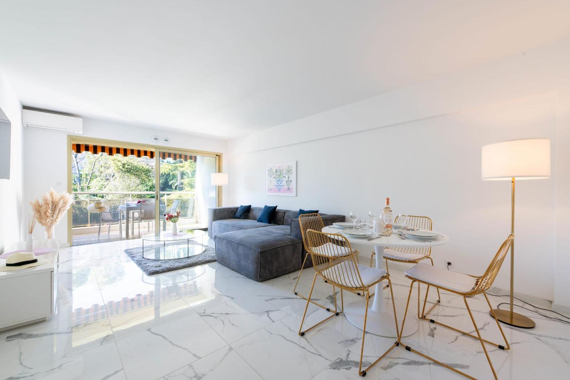 Spacious 2-br In A With Pool Apartment