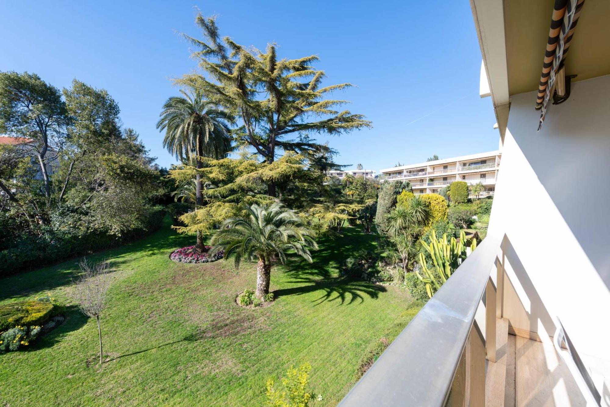 Apartment Spacious 2-br In A With Pool