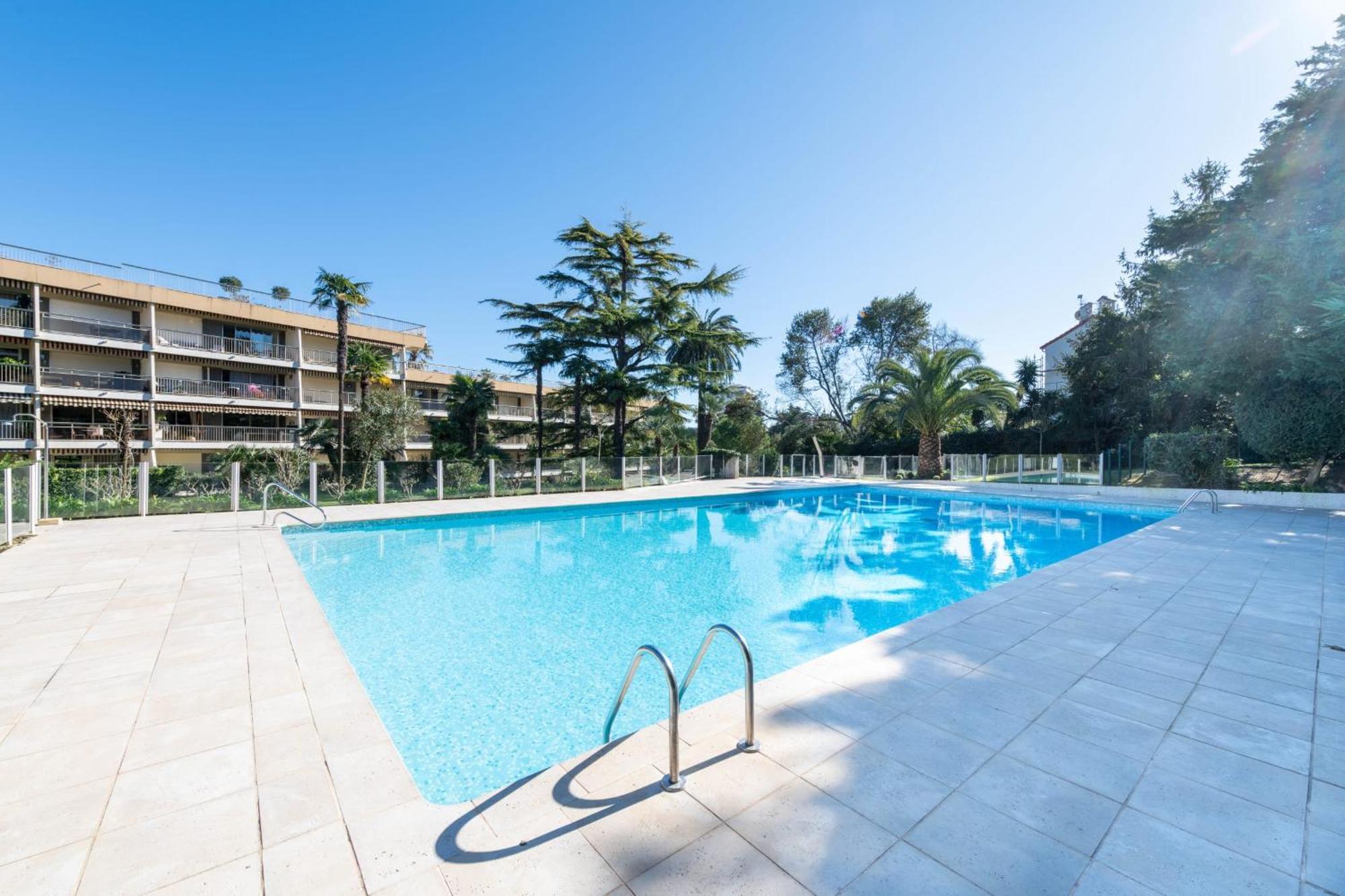 Spacious 2-br In A With Pool * Cannes
