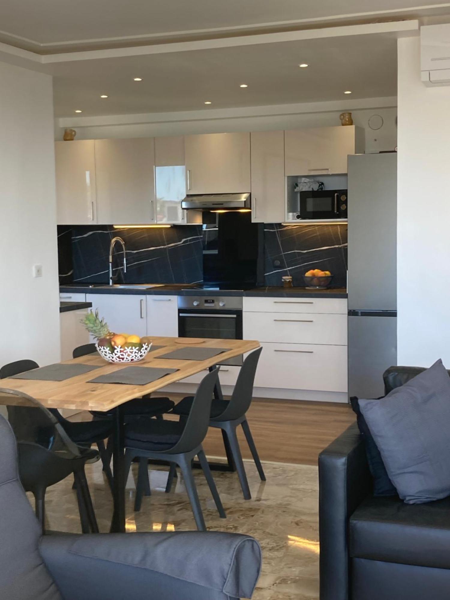 Parentale , Salle De Bain Privee, Acces Plages & Vue Du Salon Dans Partage Cannes