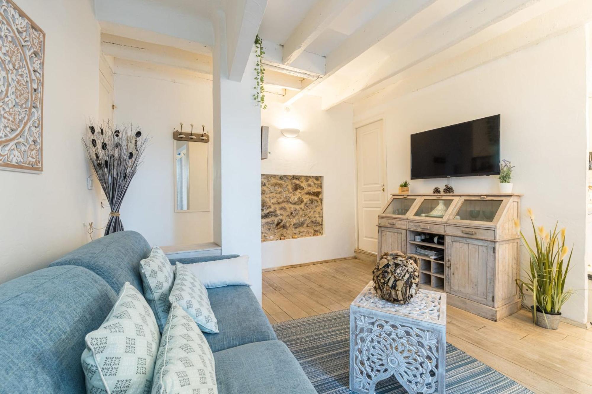 Atypical Old Town In Large Terrace Apartment Cannes