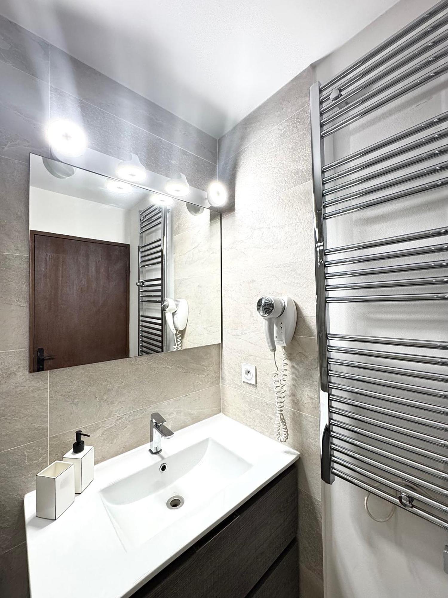 Apartment Cosy Flat With Swimming Pool, Close To And Congress Center