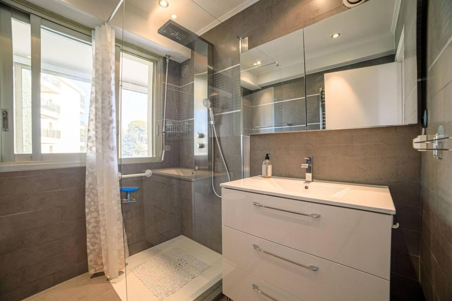 Homestay Spacieux ! Le Numero De Whatzap Est Sur La Photo ! *
