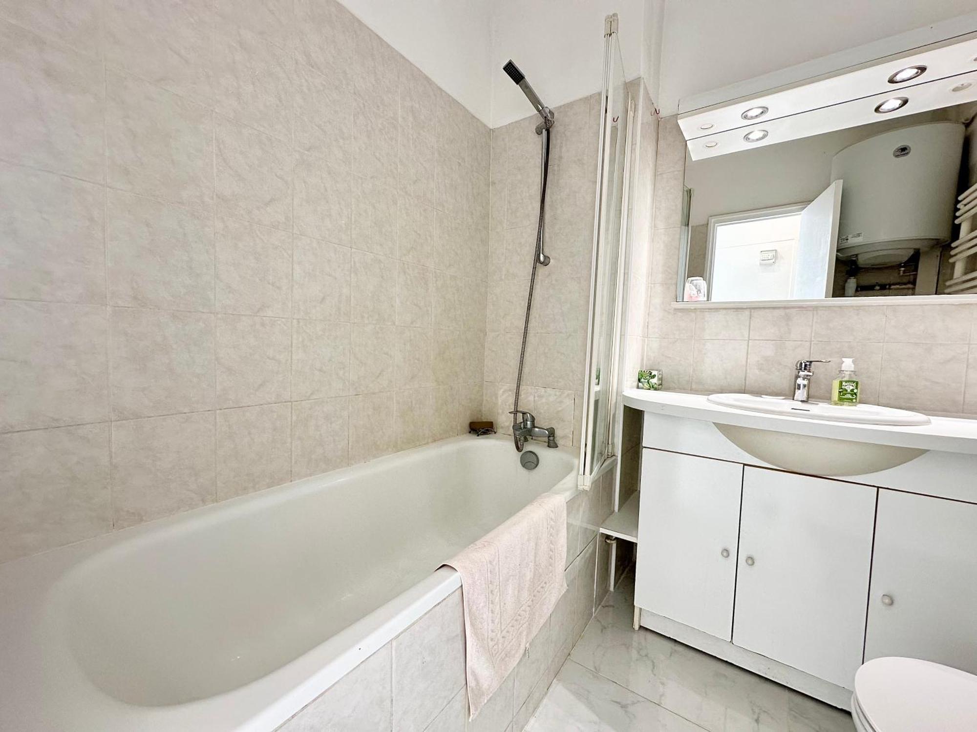 Apartment Centre *