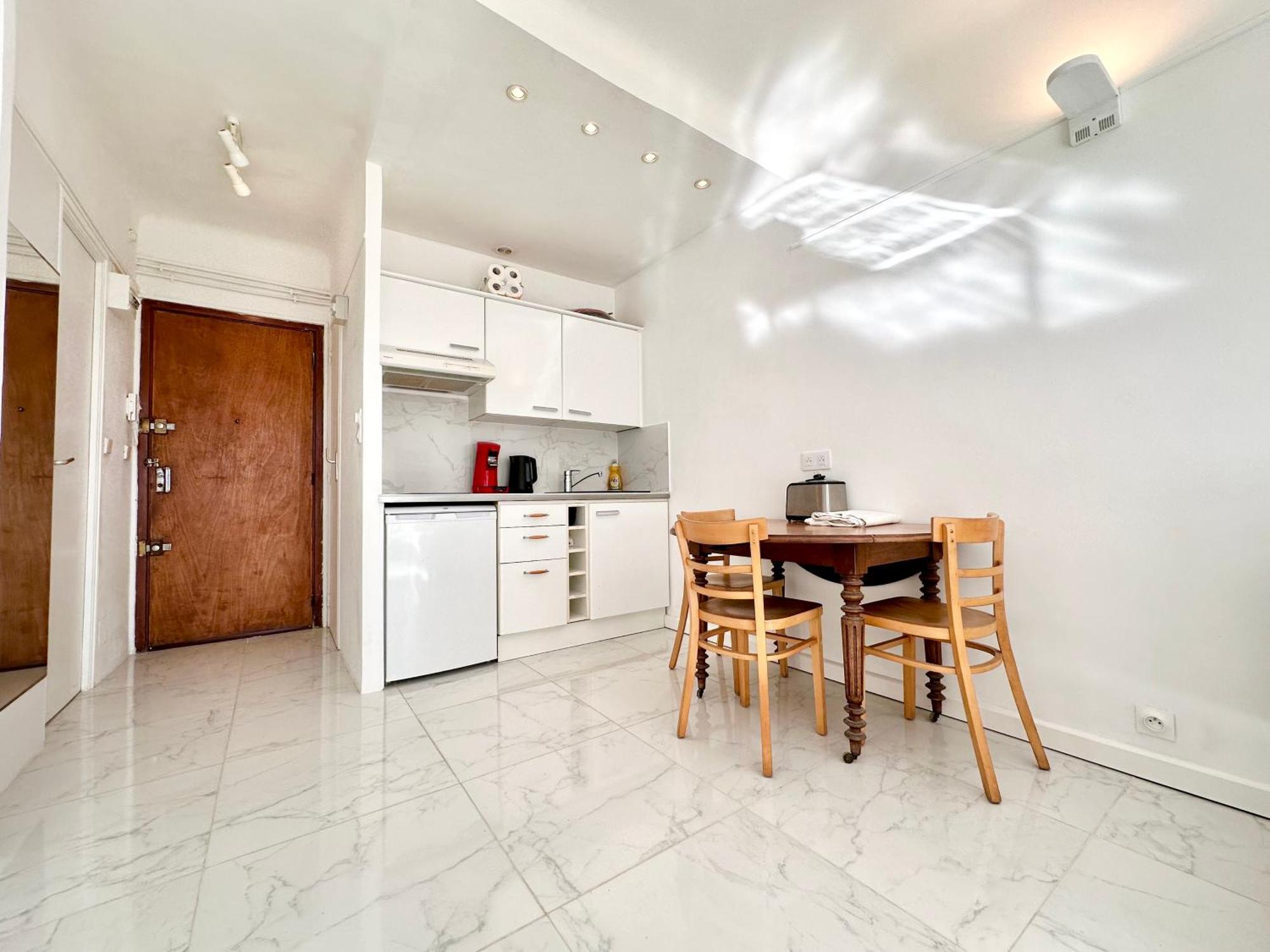 Apartment Centre *