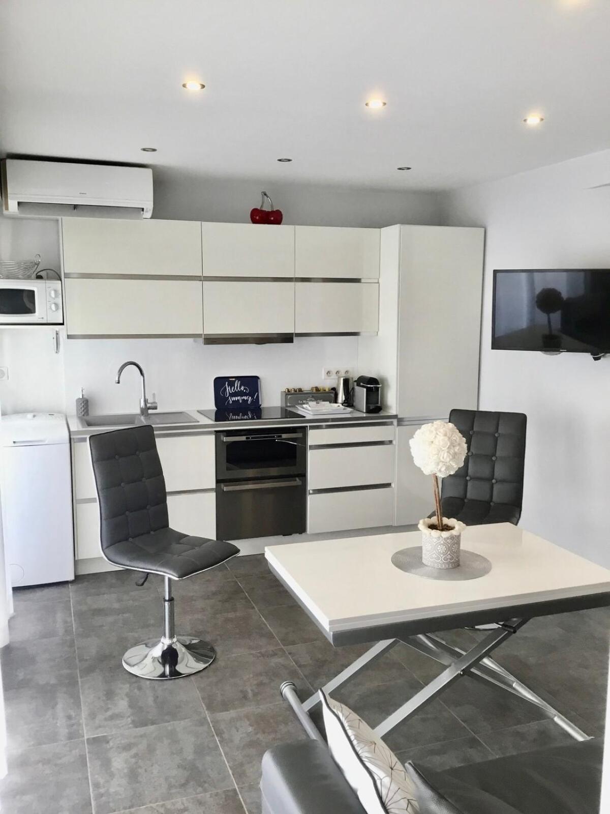 Elegant F2 With Comforts In Center Of Cannes