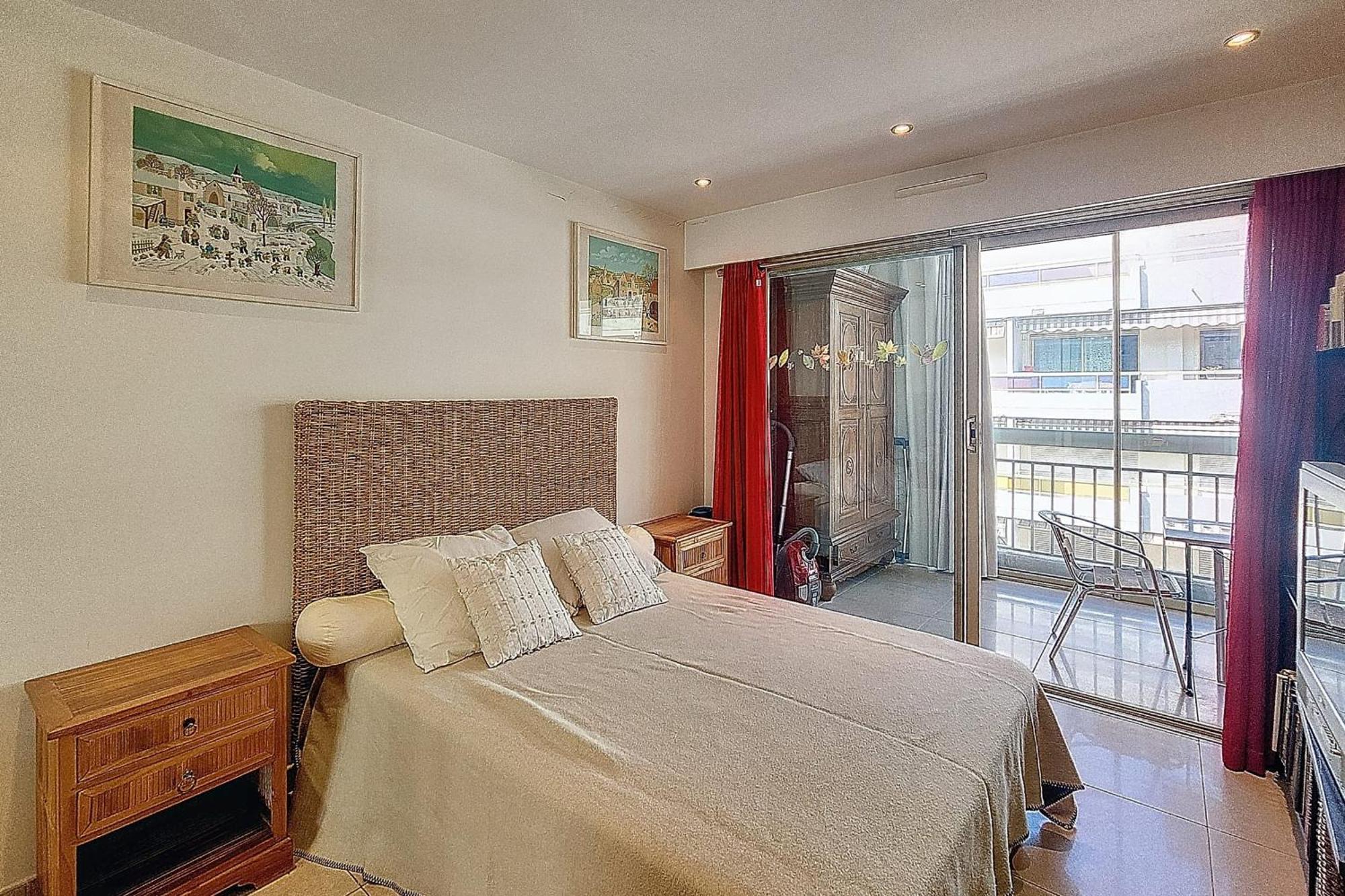 Henri Camille Real Estate - Kent - Huge 2 Bedrooms Appt - 5 Min Croisette * Cannes