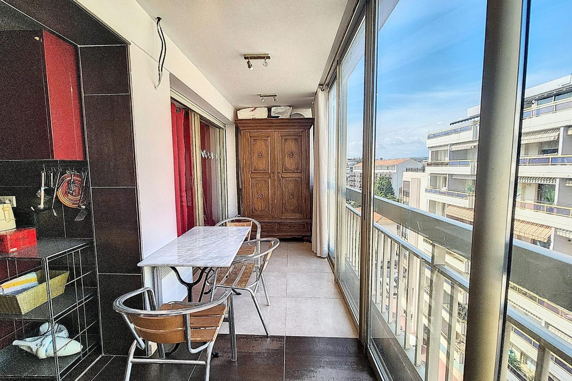 Henri Camille Real Estate - Kent - Huge 2 Bedrooms Appt - 5 Min Croisette * Cannes