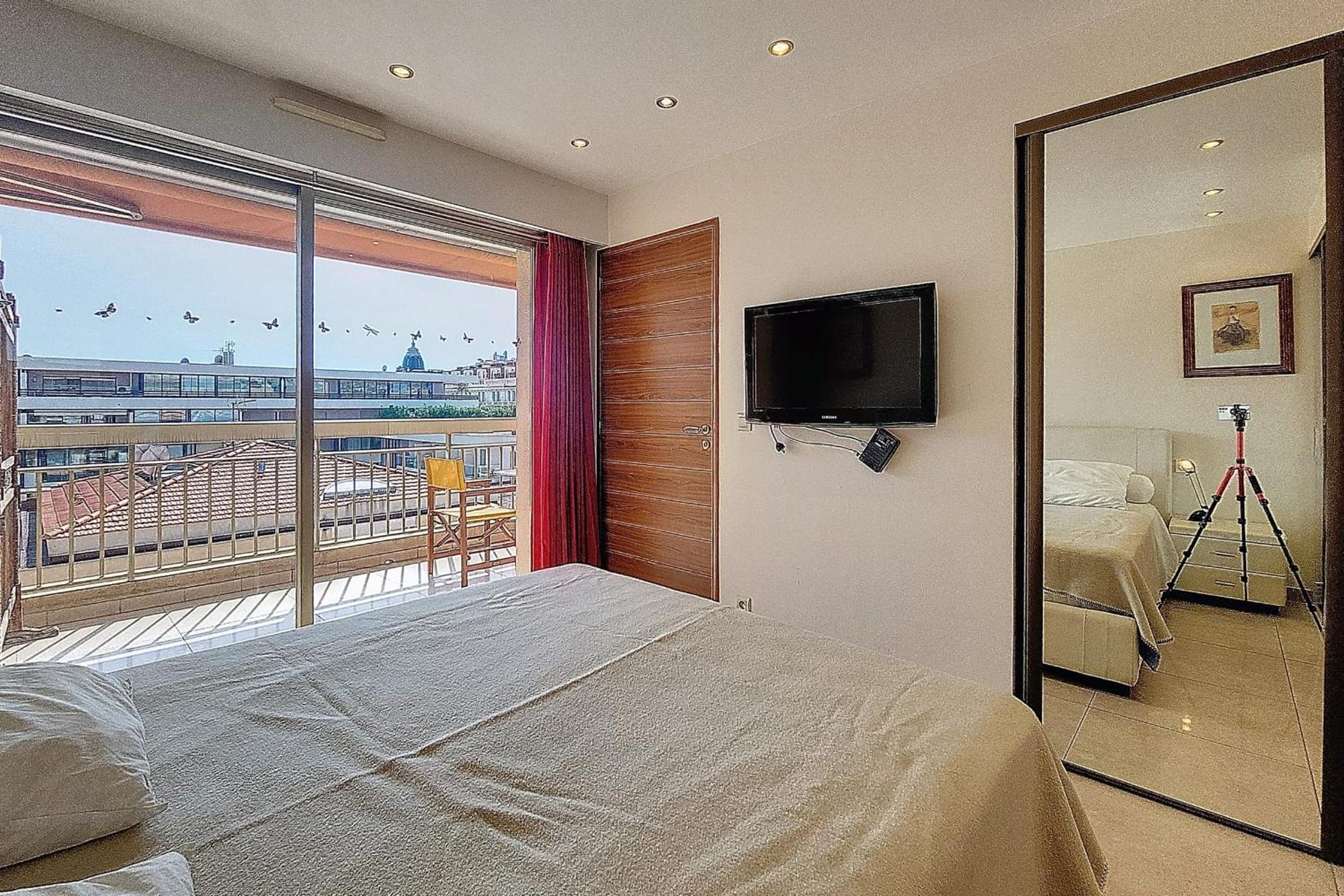 Henri Camille Real Estate - Kent - Huge 2 Bedrooms Appt - 5 Min Croisette Cannes