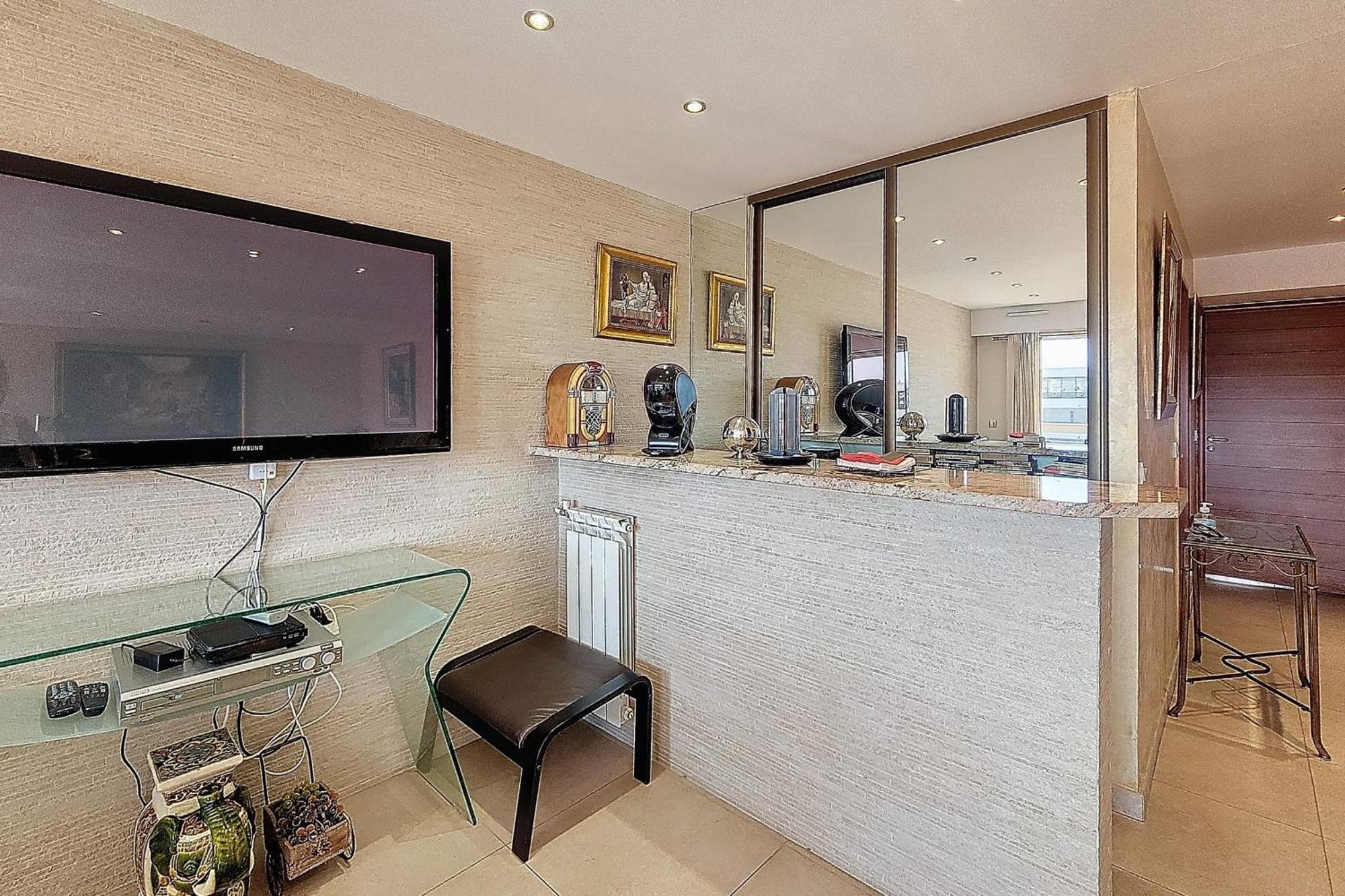 Henri Camille Real Estate - Kent - Huge 2 Bedrooms Appt - 5 Min Croisette Cannes