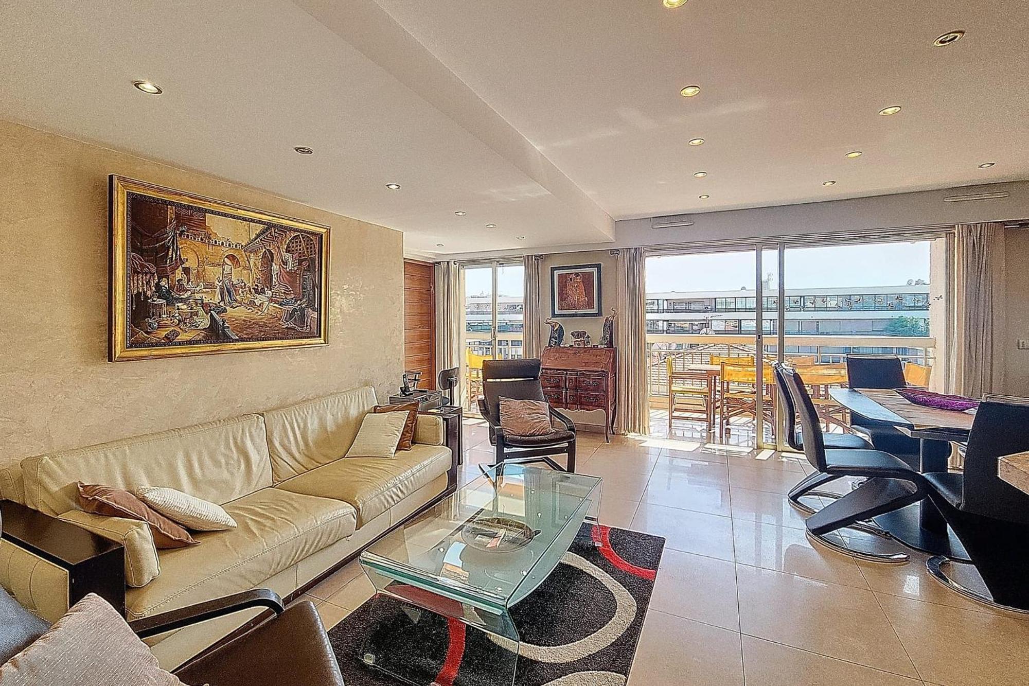 Henri Camille Real Estate - Kent - Huge 2 Bedrooms Appt - 5 Min Croisette Holiday home