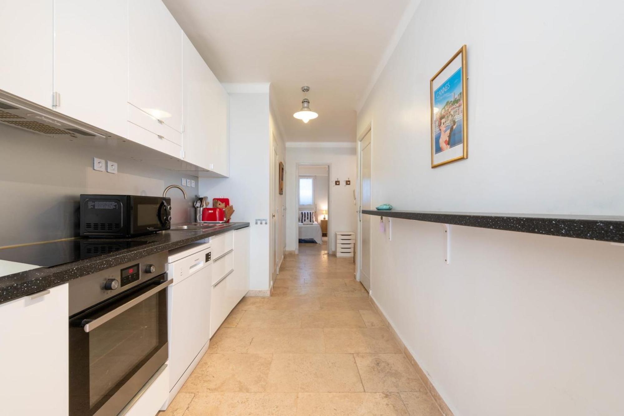 Garden-level In Palm With Garage Apartment Cannes