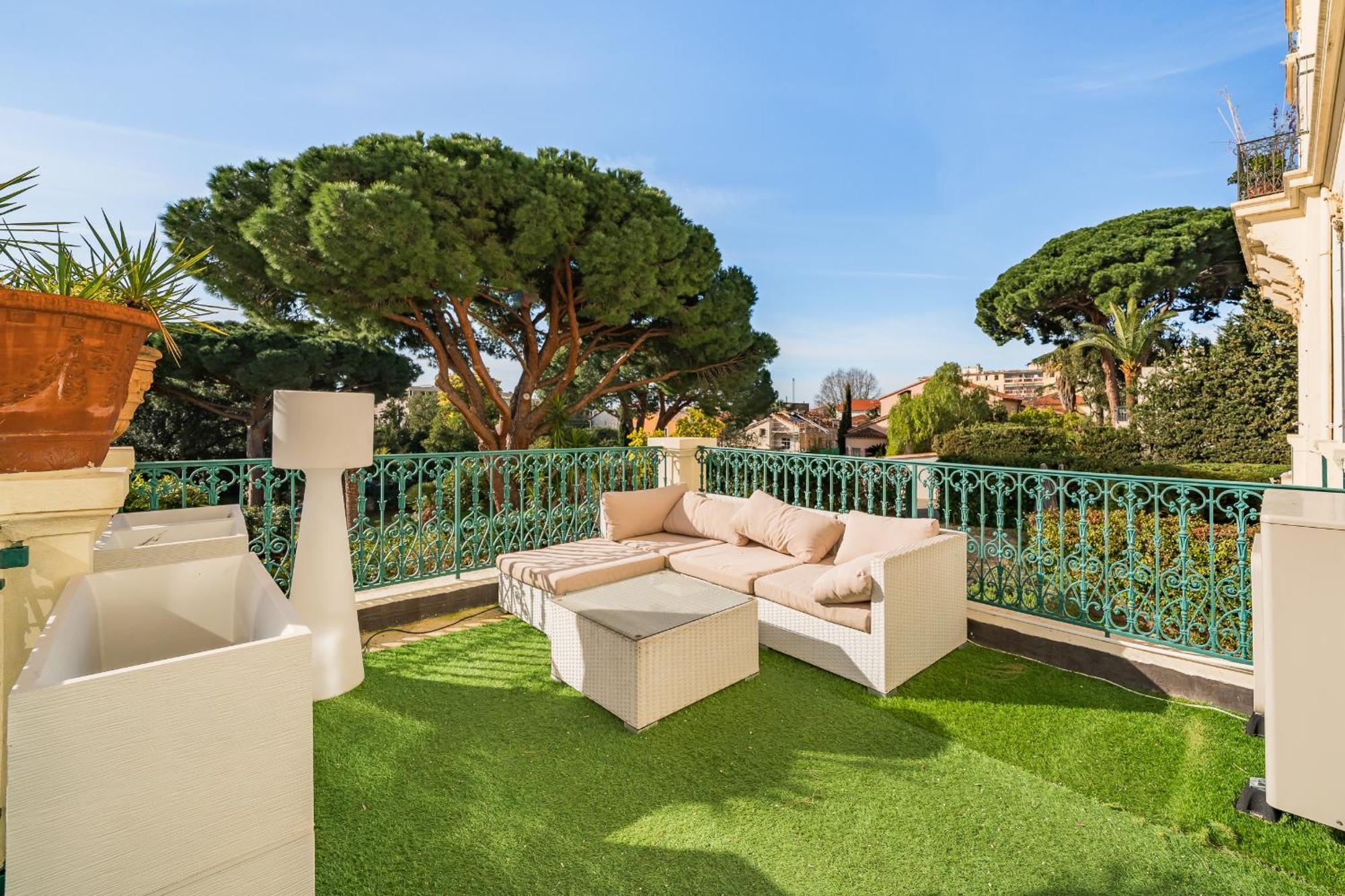 Apartment Prestige Alexandre Iii Terrace 2bdr By B'your *