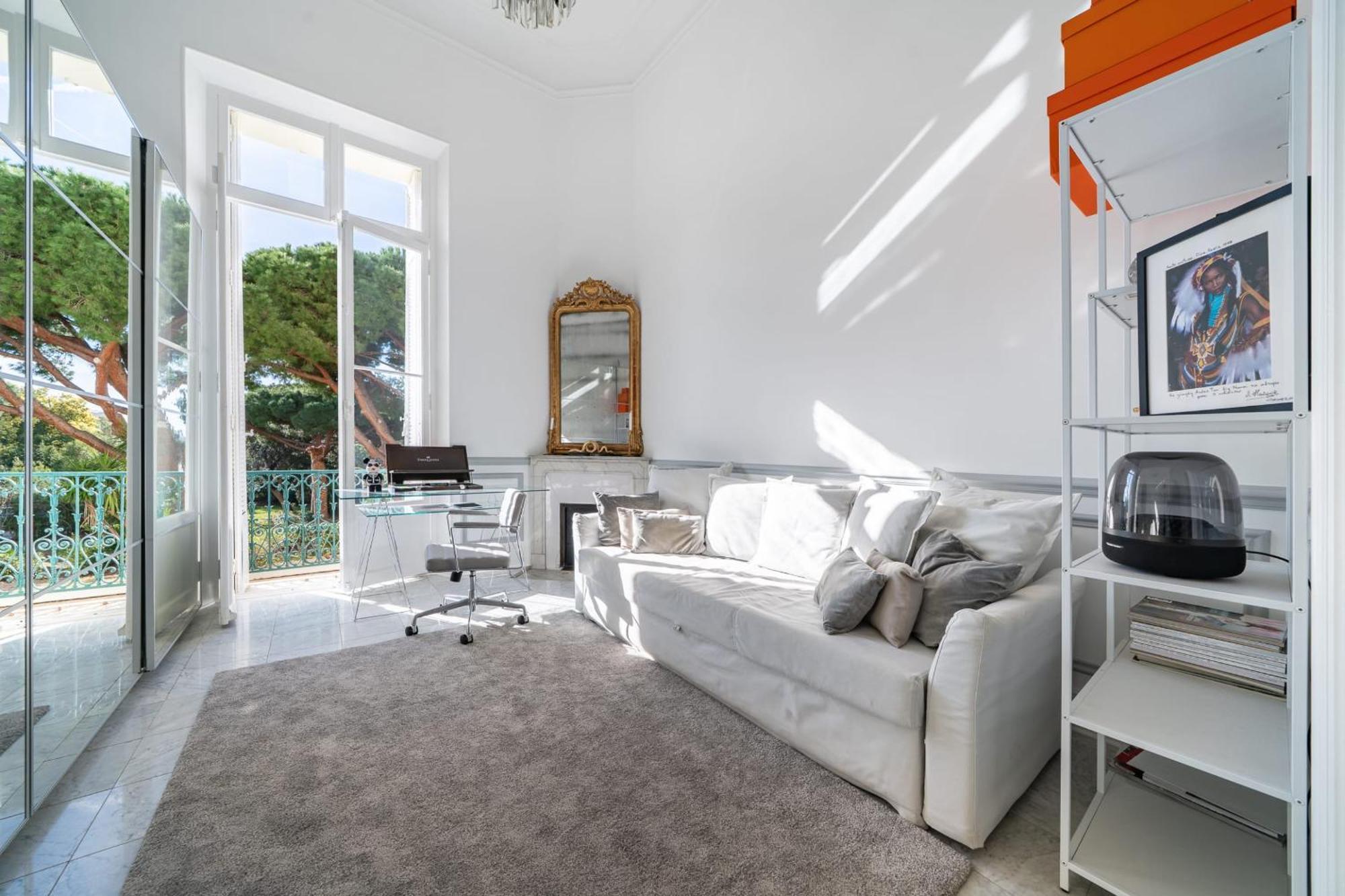 Prestige Alexandre Iii Terrace 2bdr By B'your Apartment