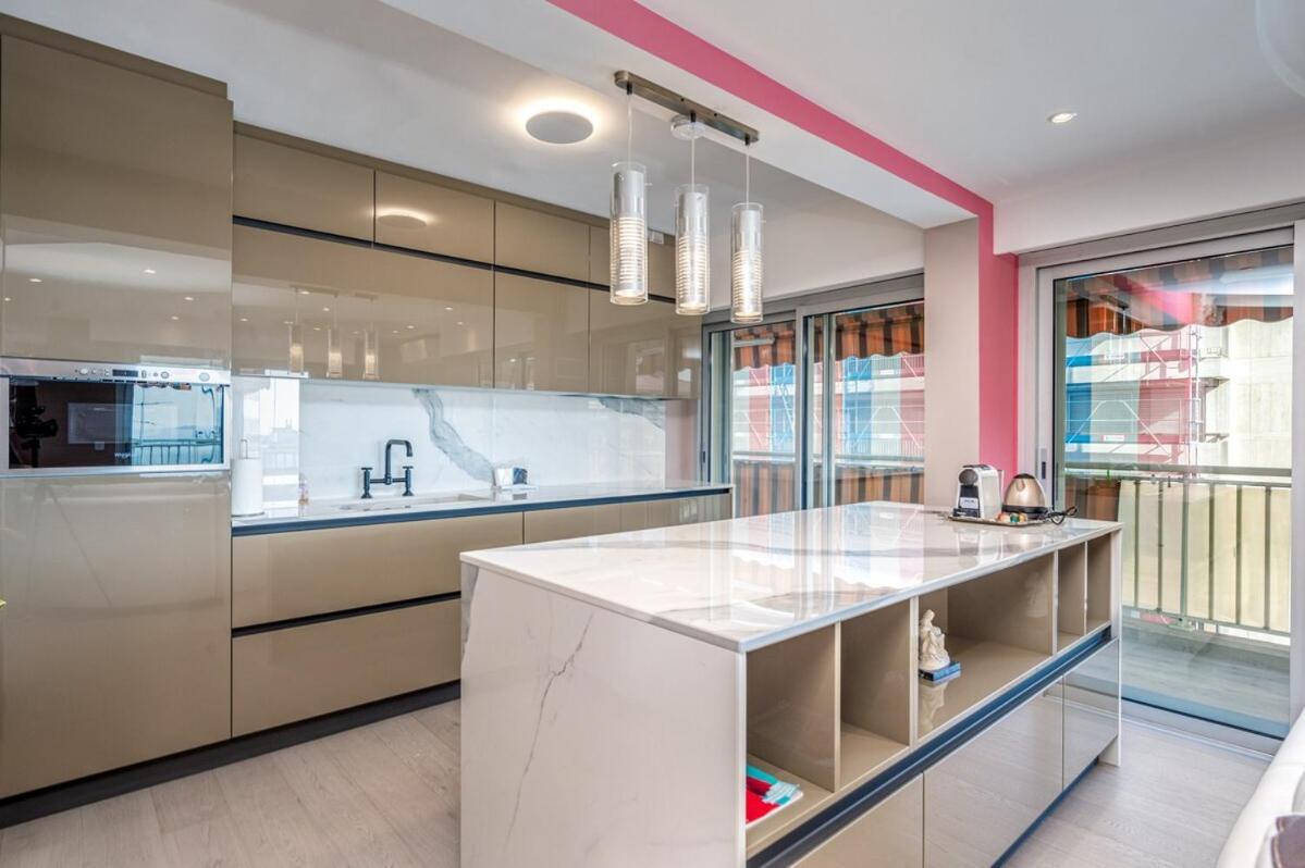Apartment La Pompadour - Luxueux 3 P, Vue Mer, 3 Min Croisette Cannes