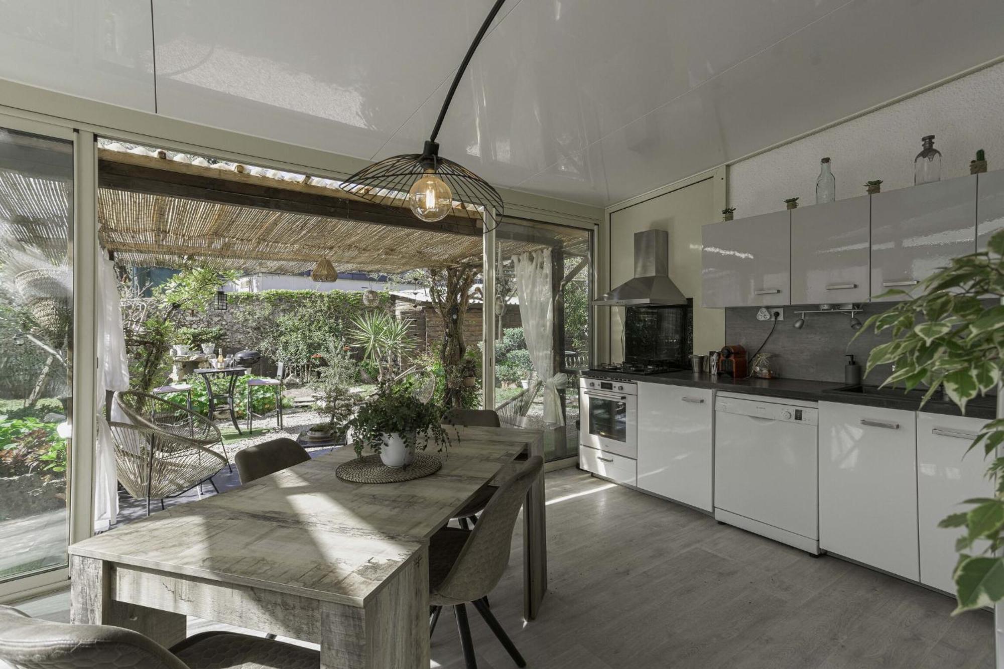 La Maison Fleurie By Halldis Apartment