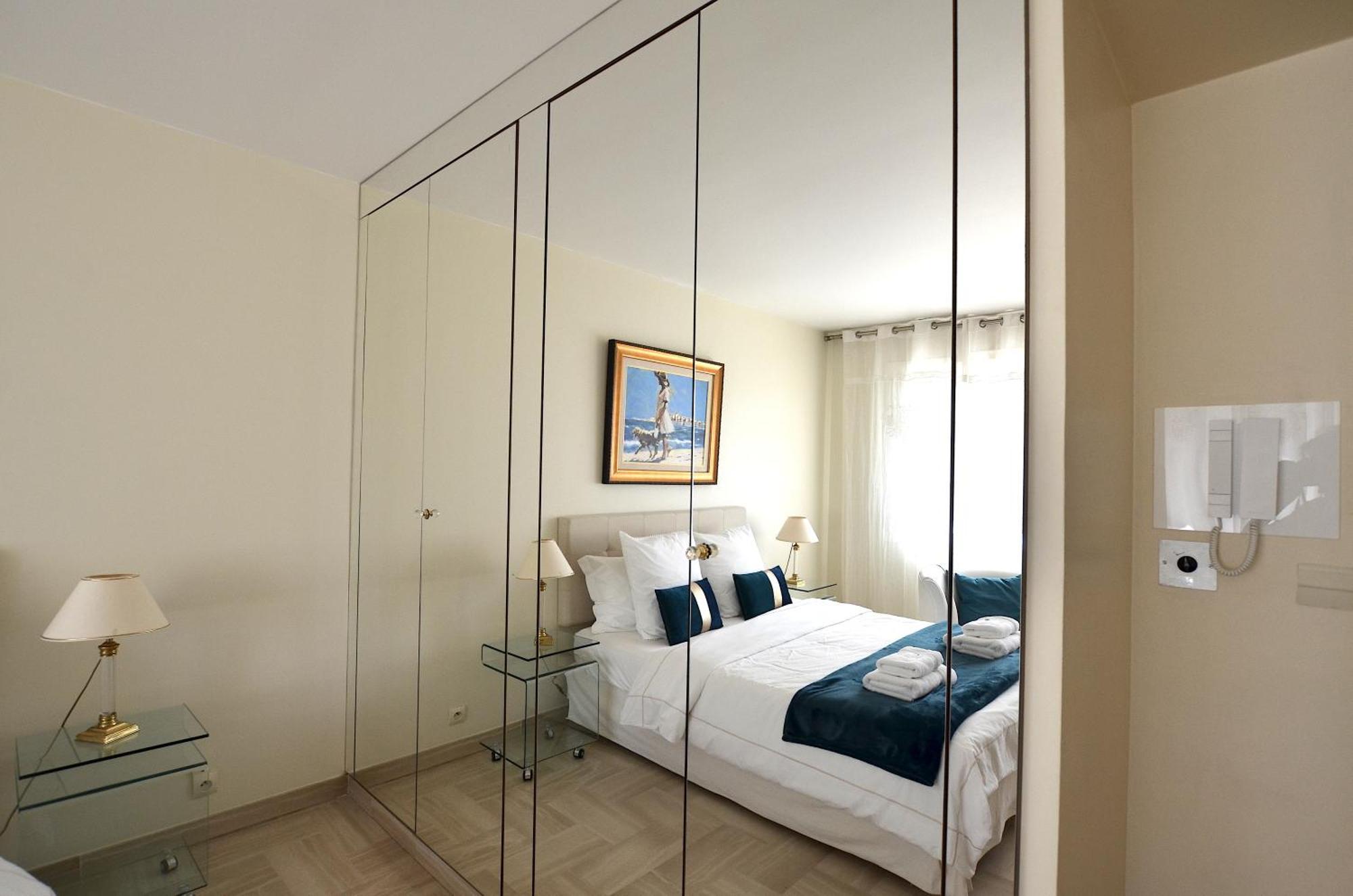 Gray D'albion Apartment *