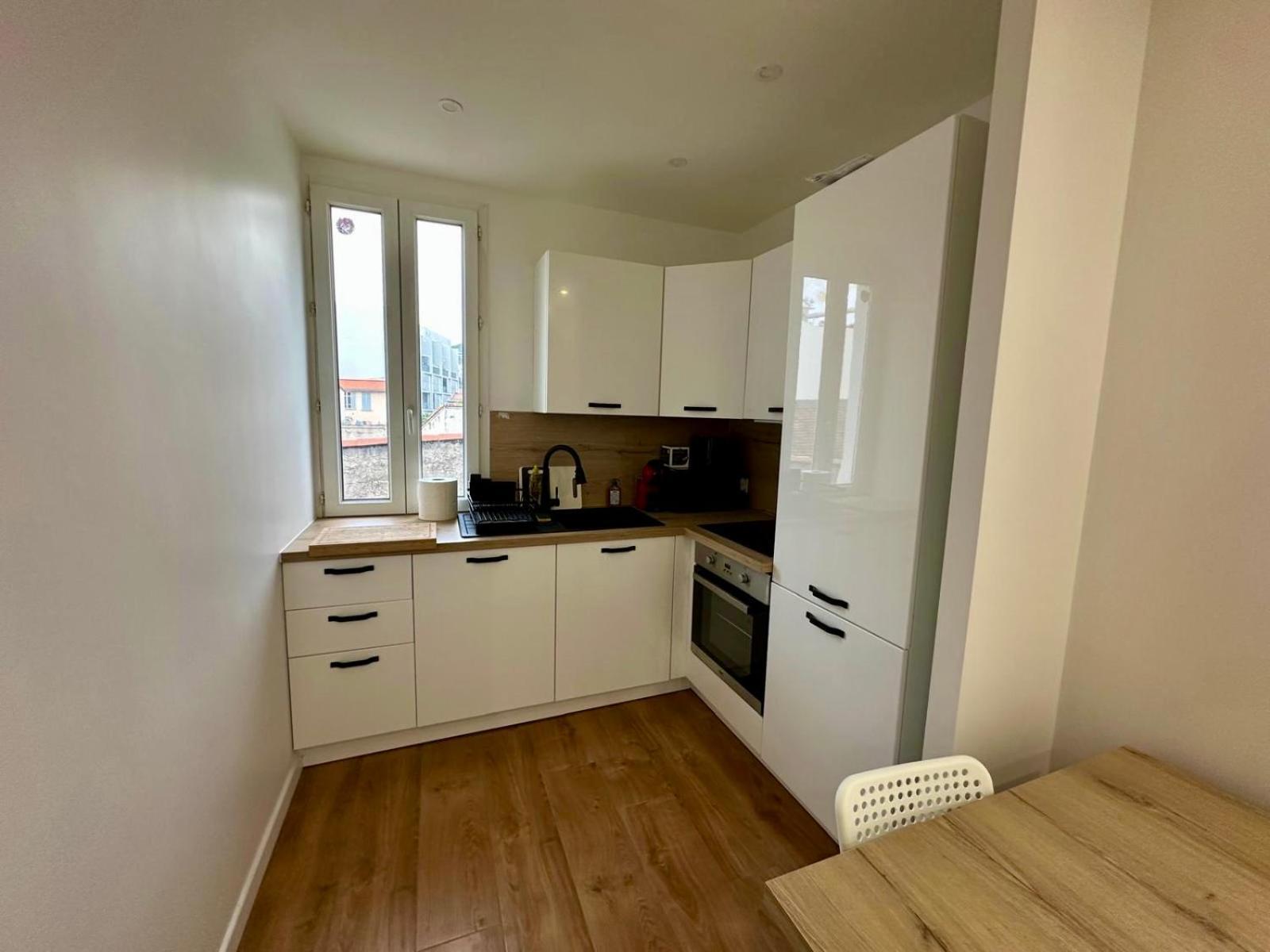 2 Bedrooms Entierement Renove - 200m De La Apartment *