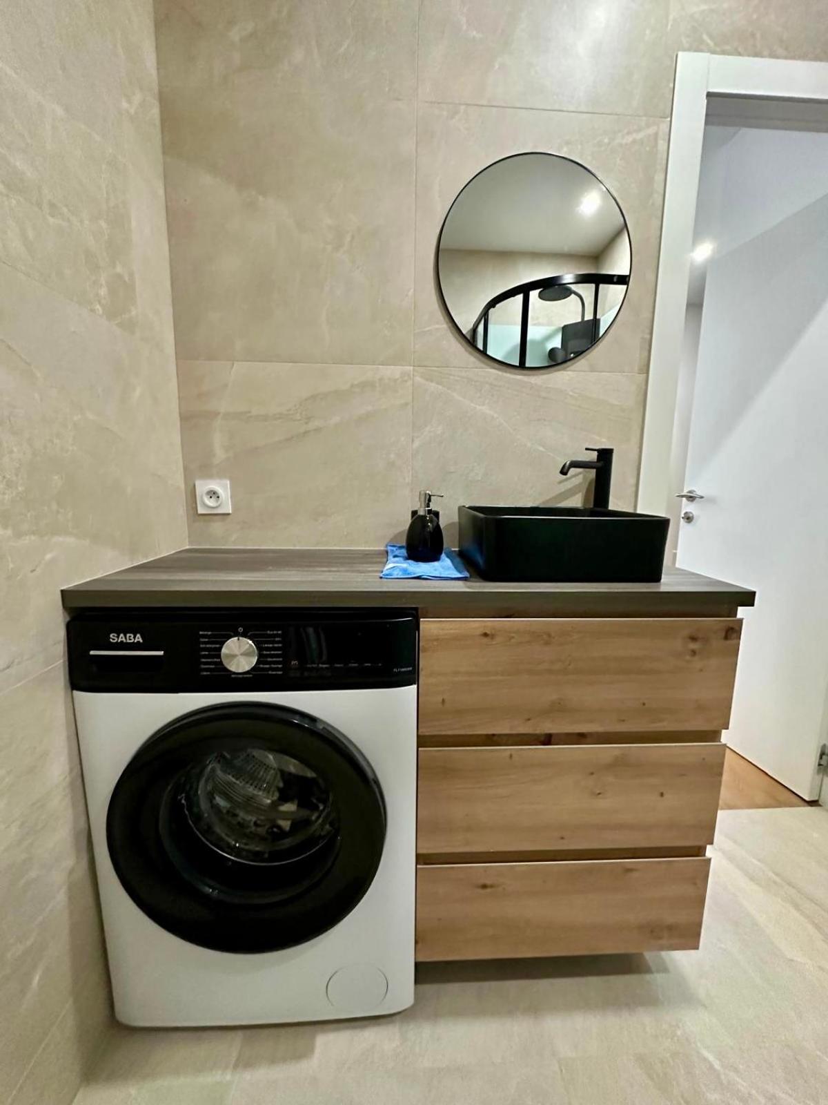 2 Bedrooms Entierement Renove - 200m De La Apartment