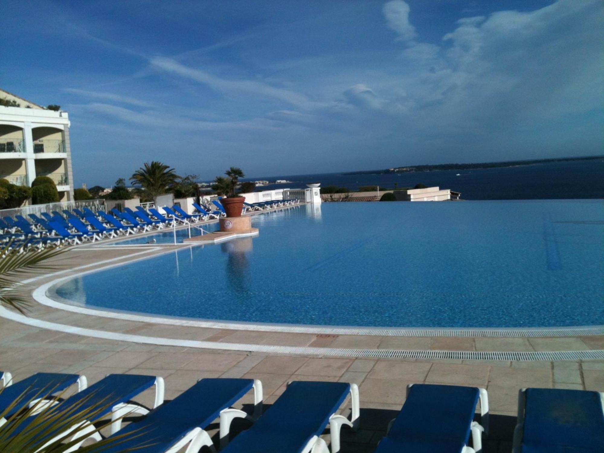 Renove, Piscine A Debordement, Vue Cannes