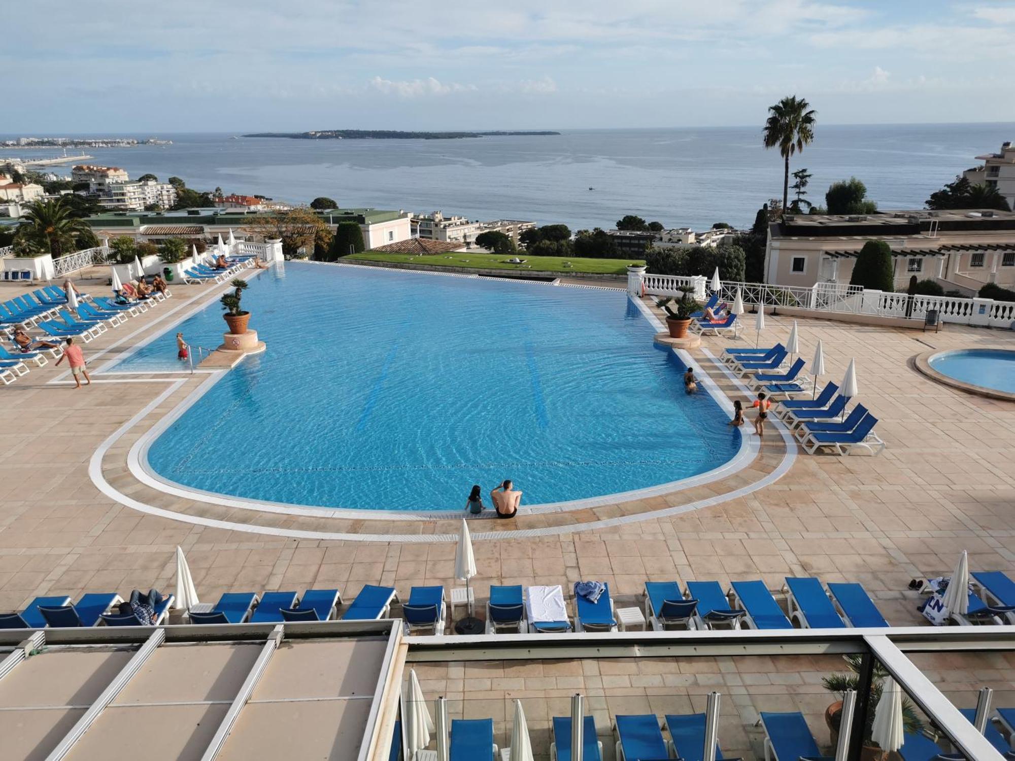 Renove, Piscine A Debordement, Vue