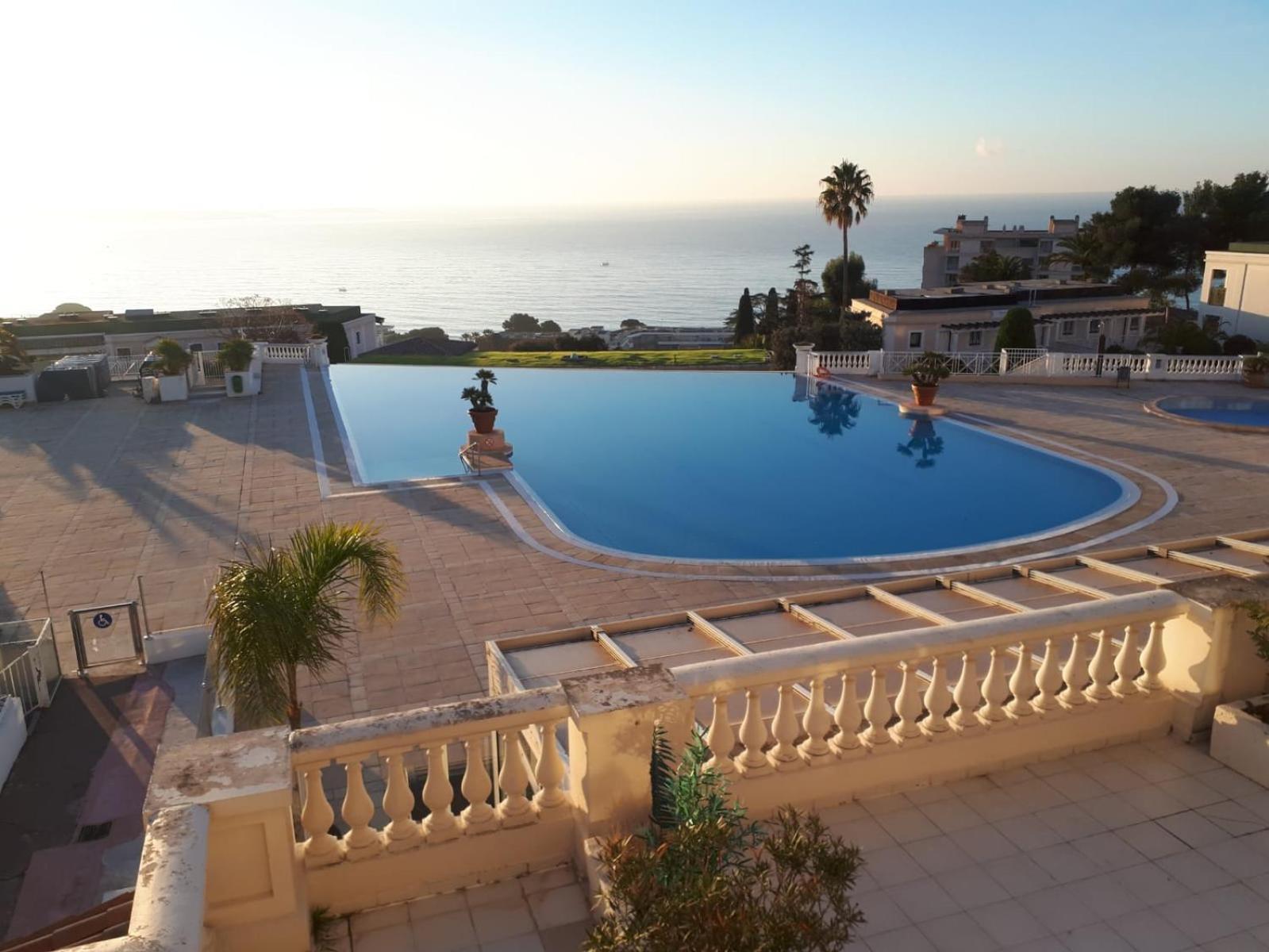 Renove, Piscine A Debordement, Vue Apartment