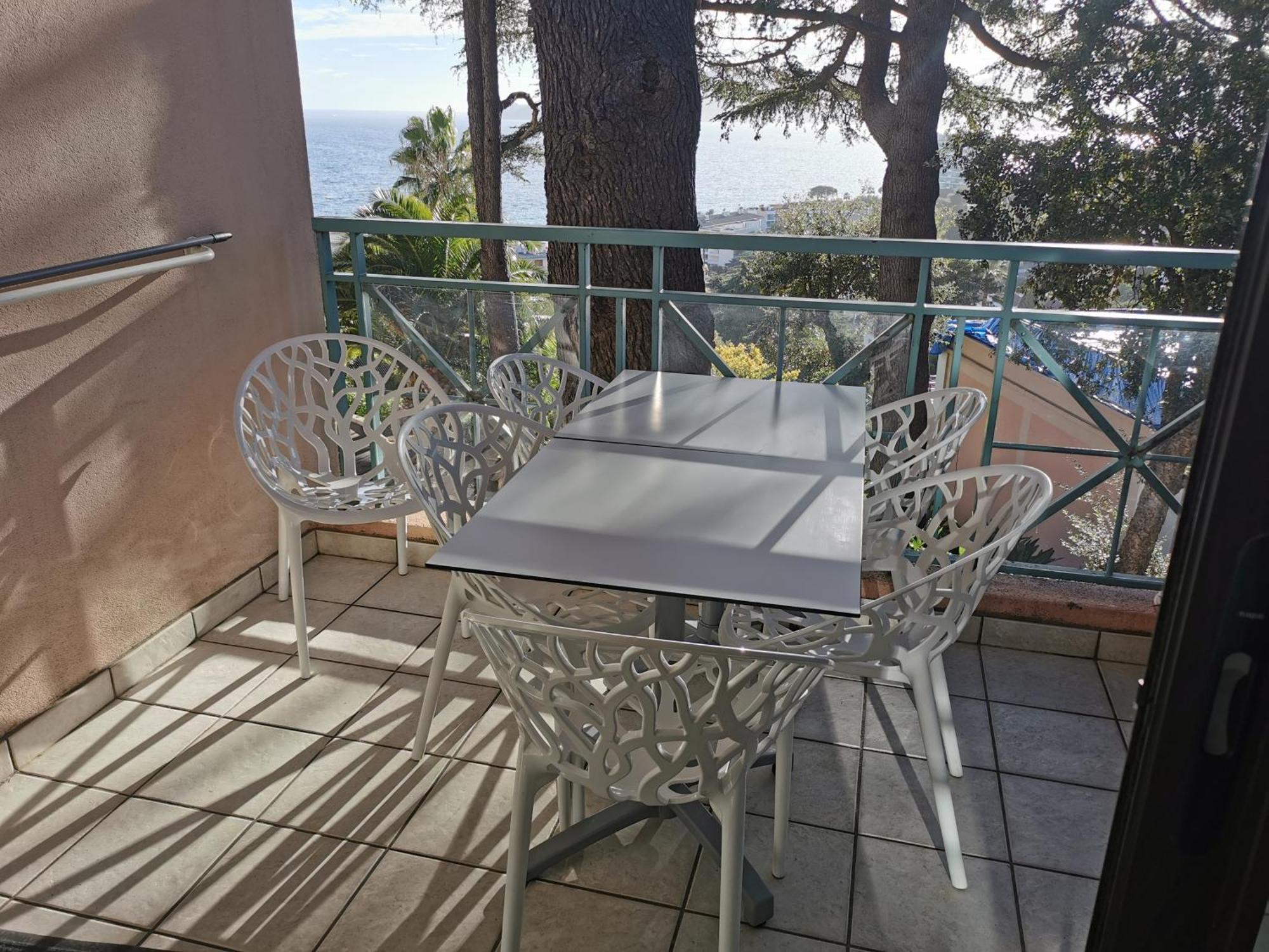 Renove, Piscine A Debordement, Vue