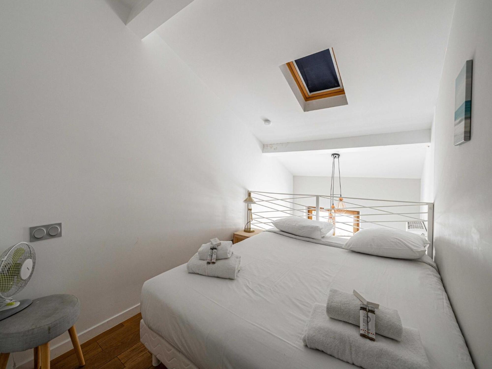 Bright Duplex Mezzanine - Center - 1br 3p Apartment *