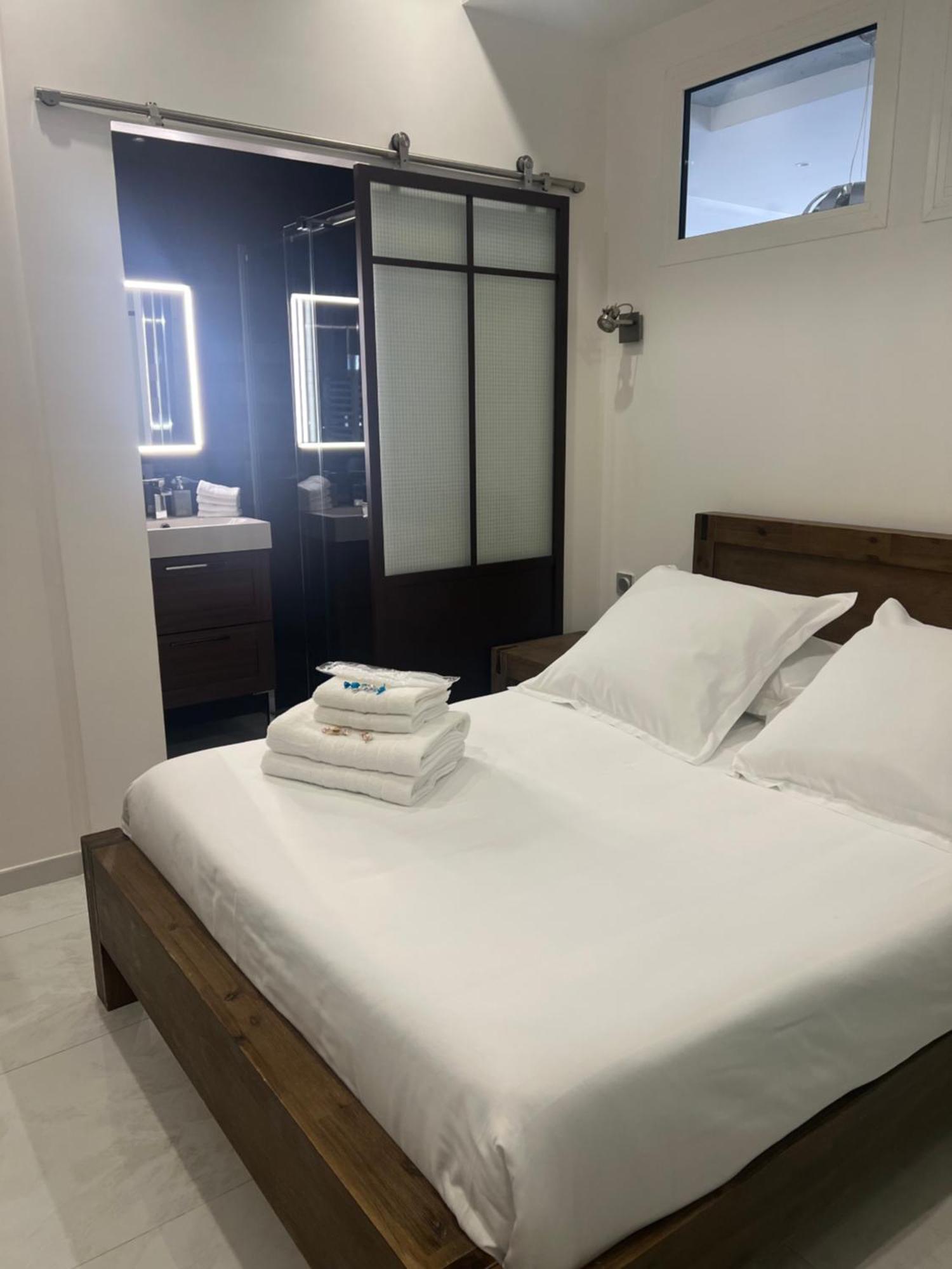Standing 5 Pieces Centre Apartment *