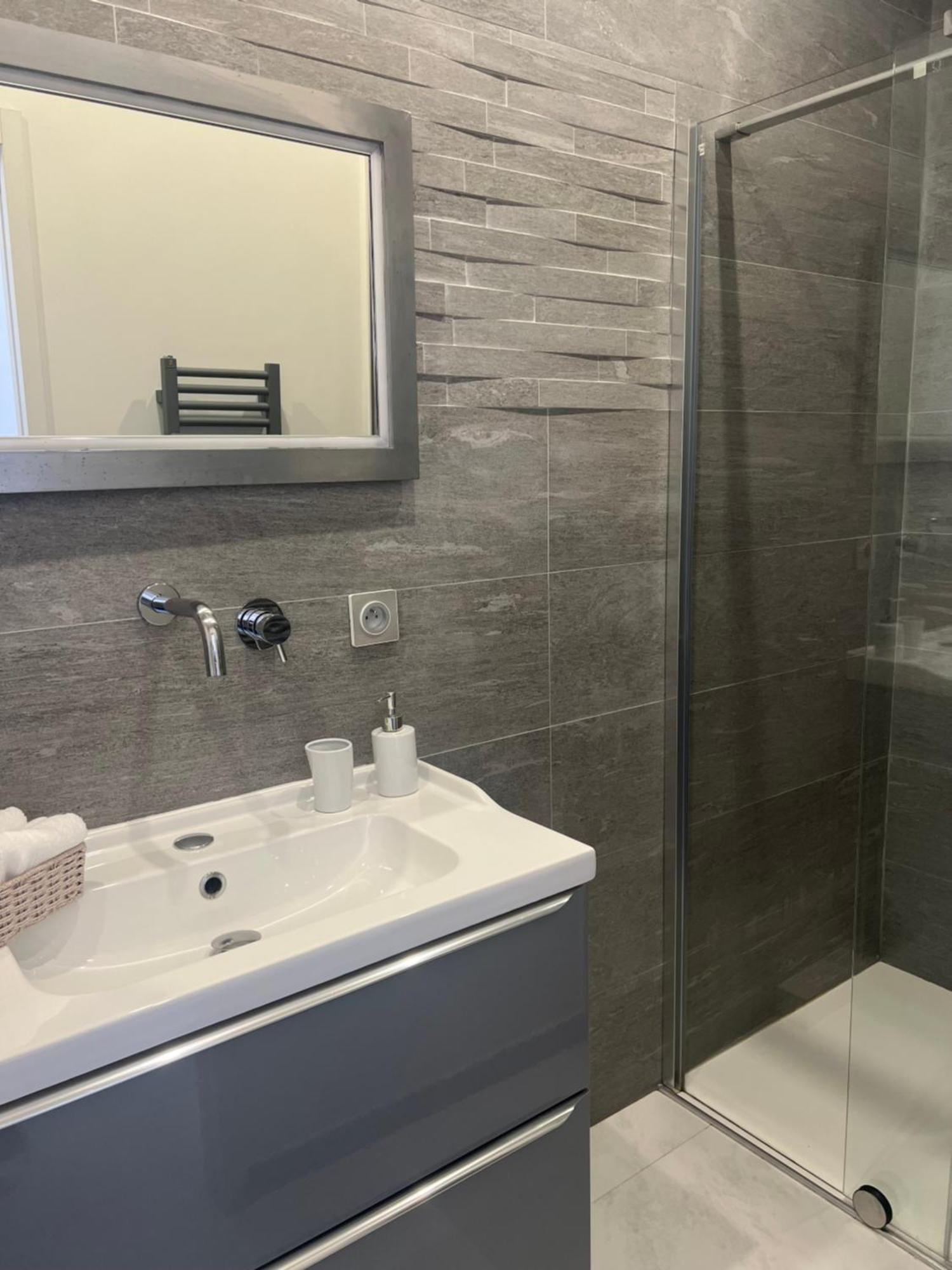Standing 5 Pieces Centre Apartment
