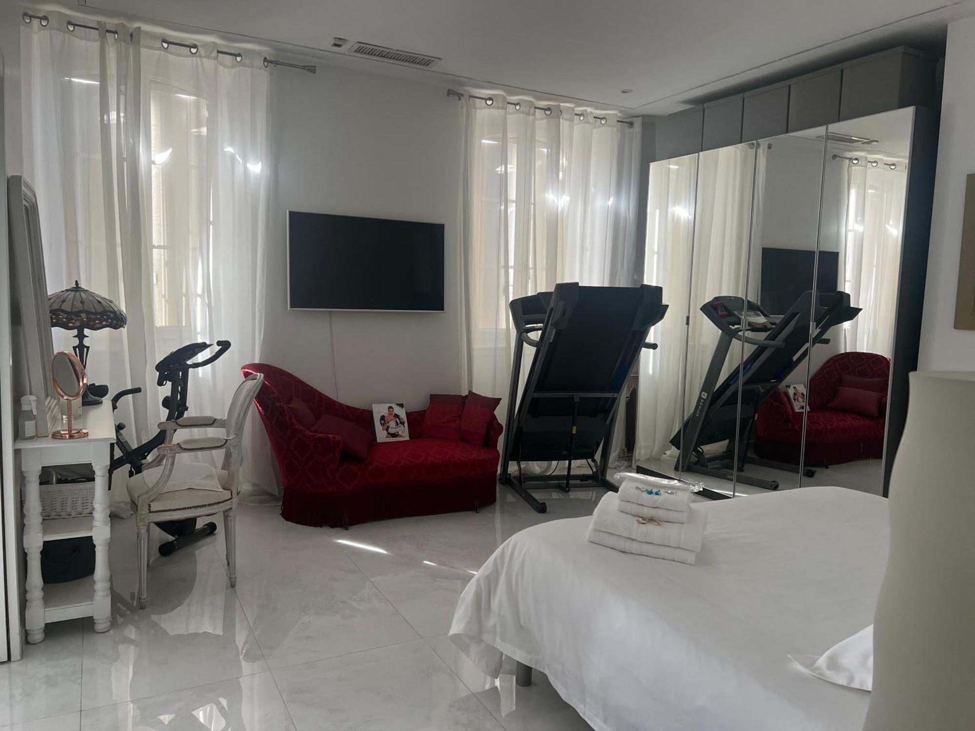 Standing 5 Pieces Centre Apartment