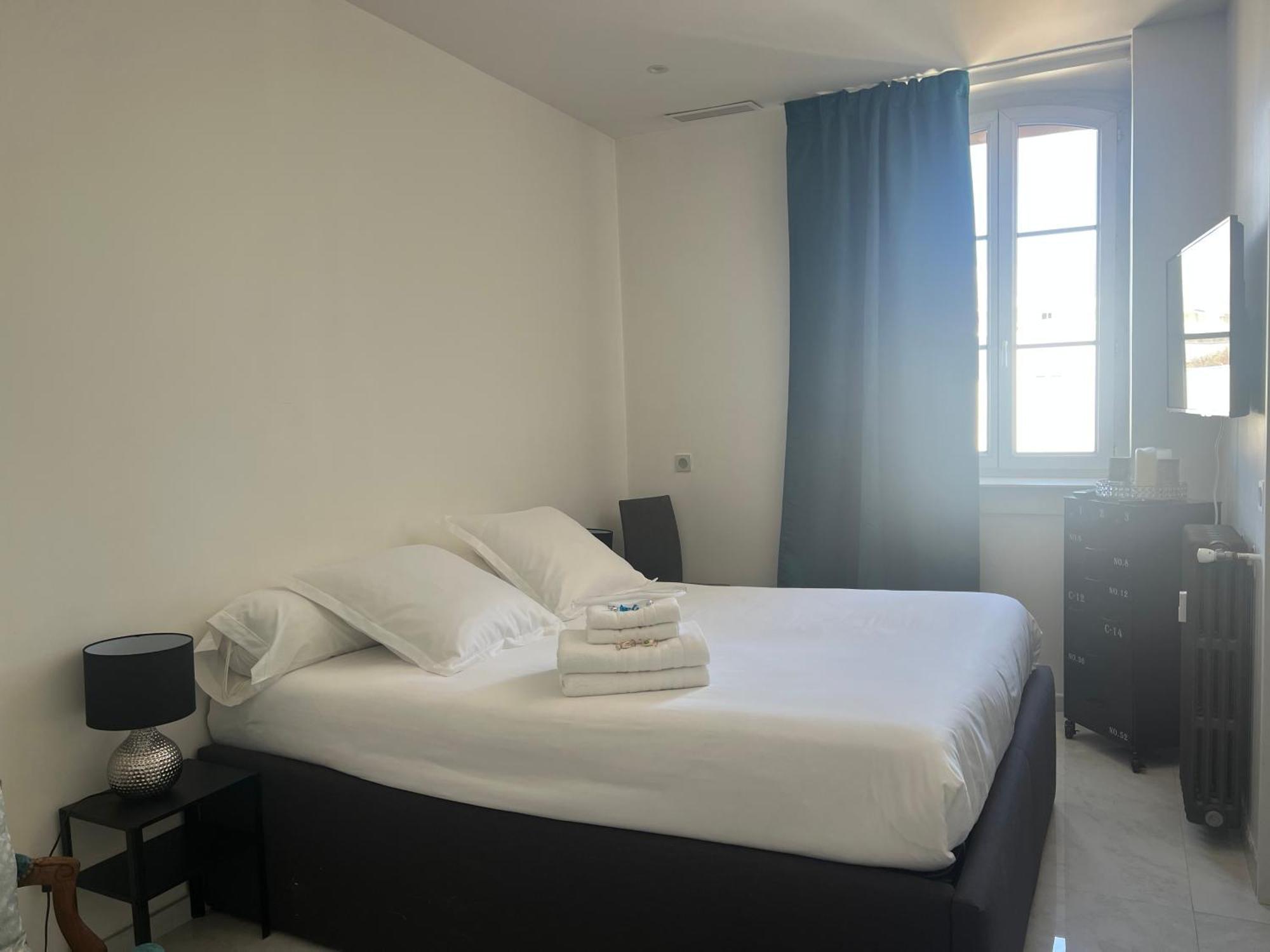 Standing 5 Pieces Centre Apartment *