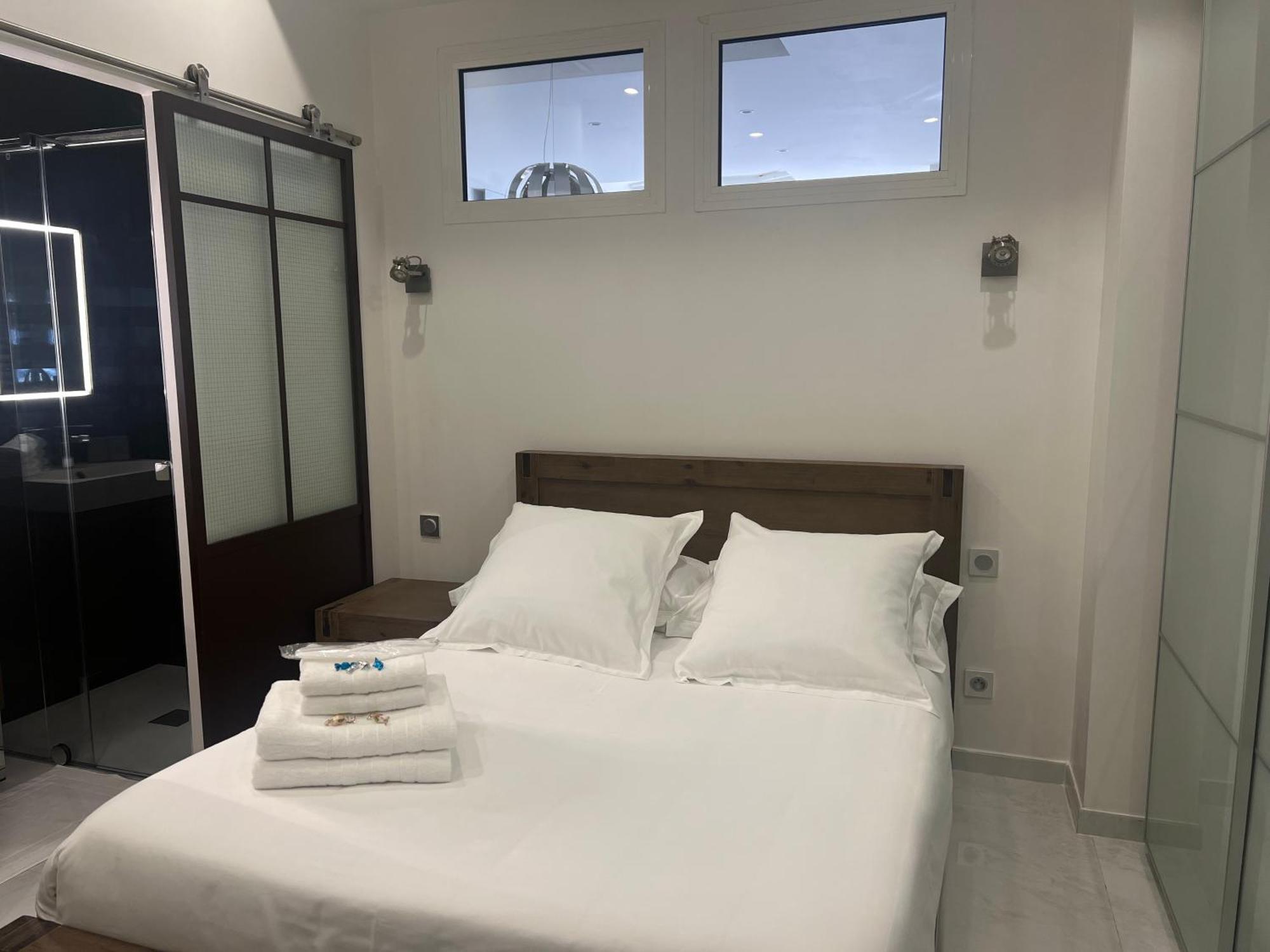 Standing 5 Pieces Centre Apartment *
