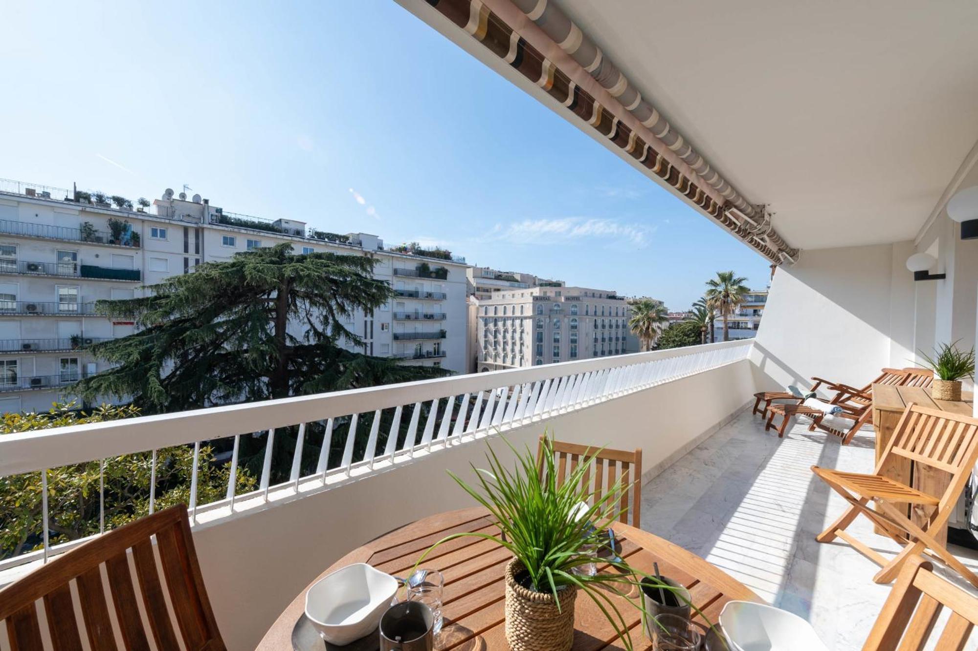 Apartment Spacious 1-br With Terrace Heart Of