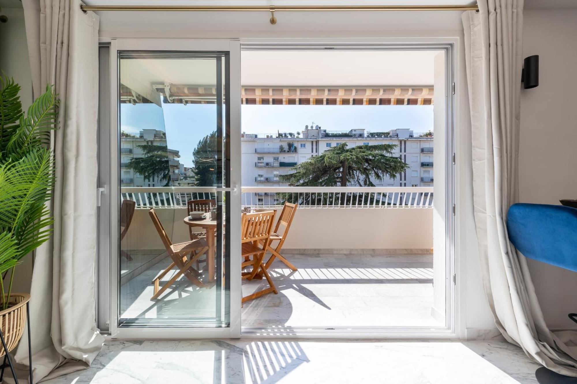 Spacious 1-br With Terrace Heart Of Apartment