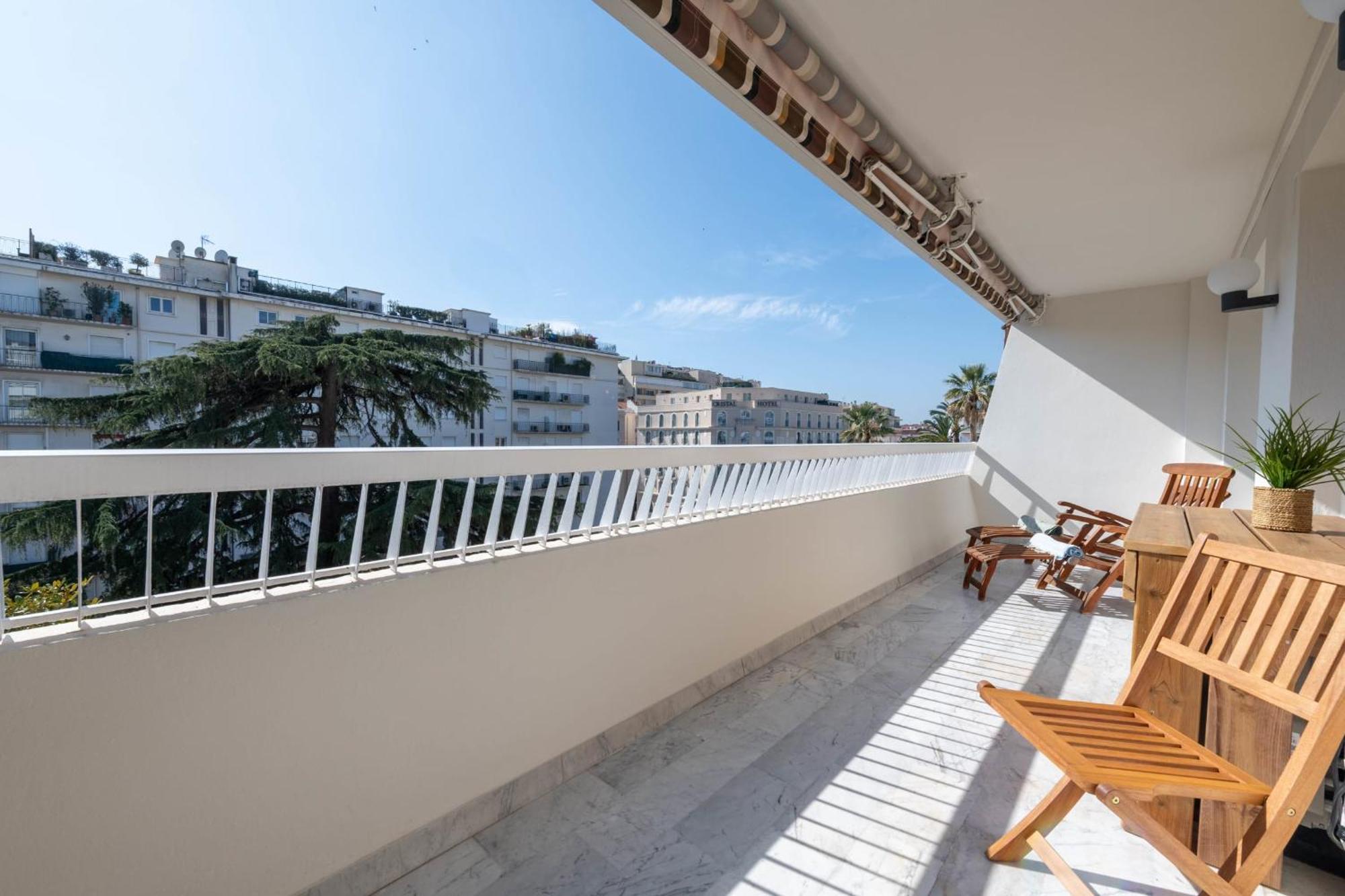 Spacious 1-br With Terrace Heart Of Apartment *