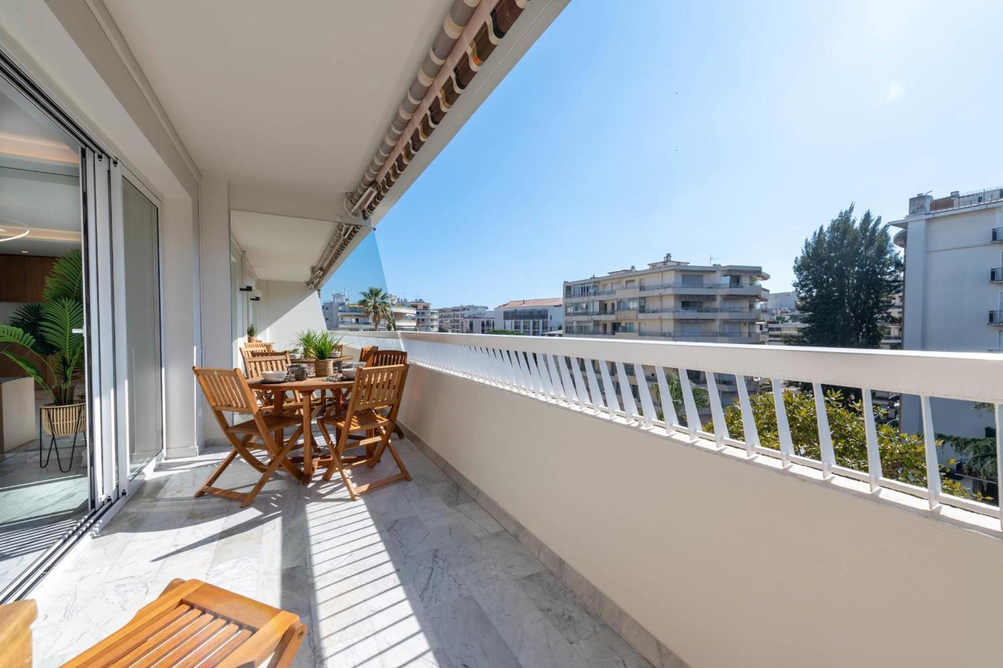 Apartment Spacious 1-br With Terrace Heart Of Cannes