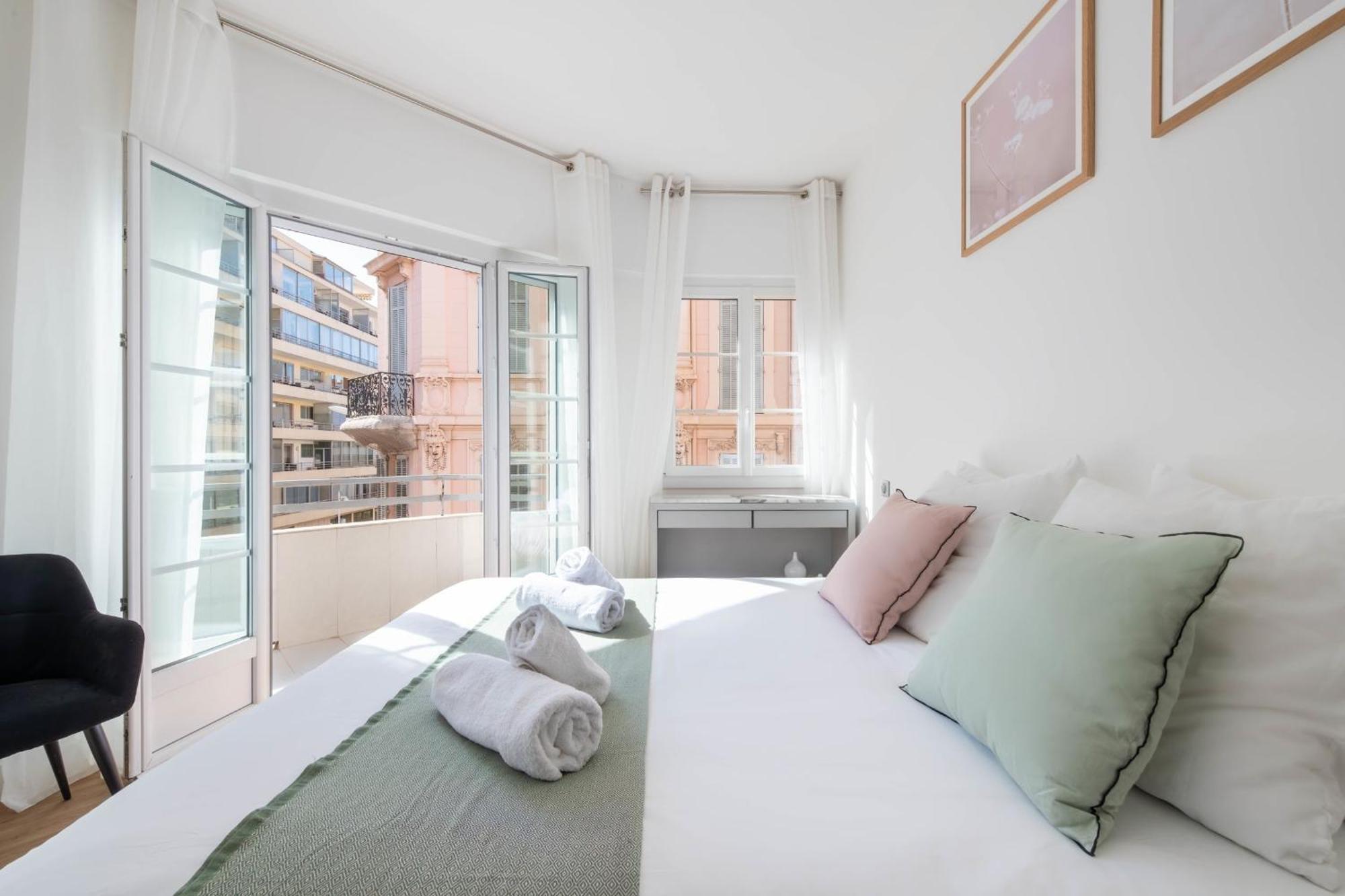 3-br In The Golden Square Apartment