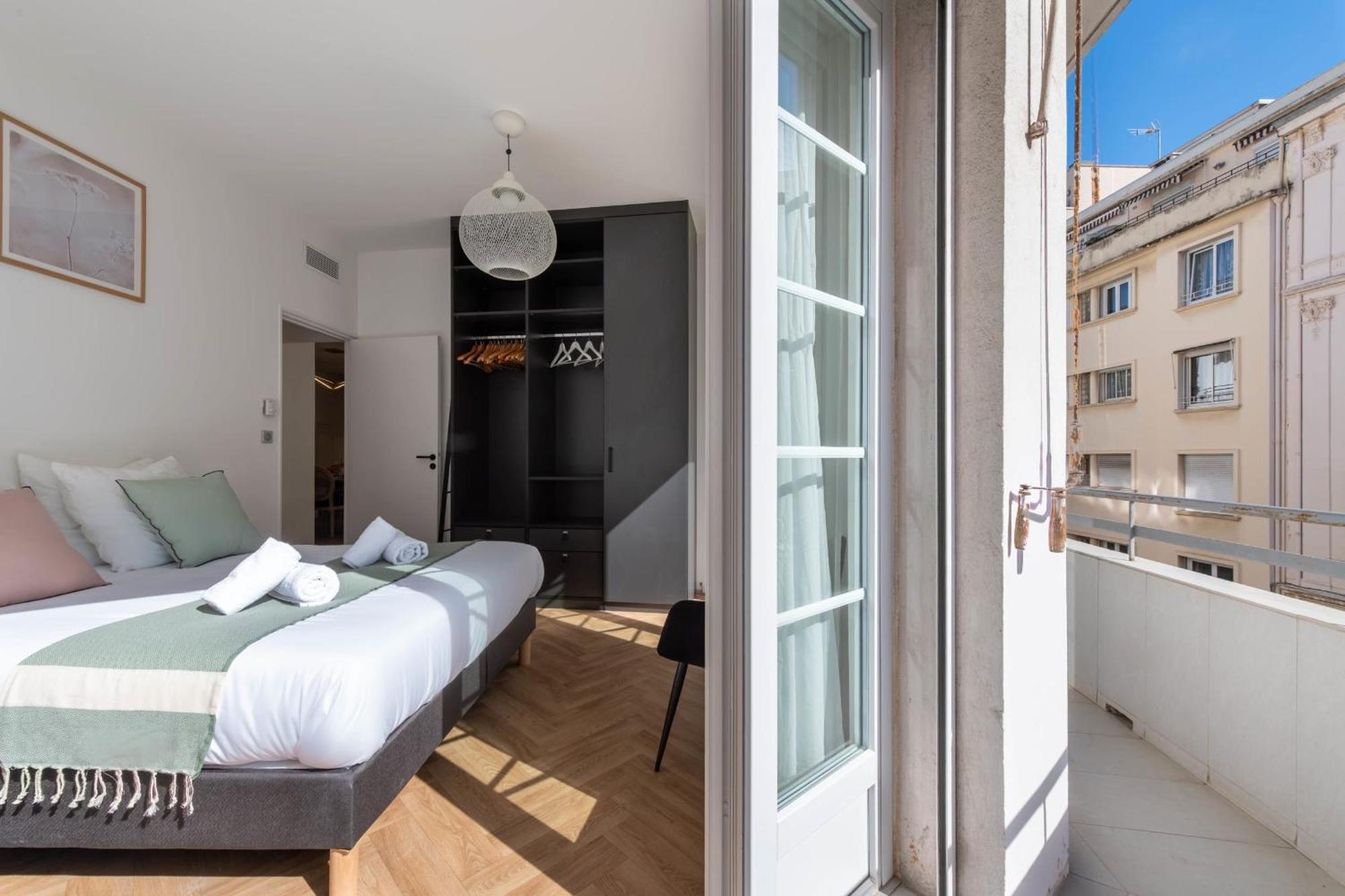 3-br In The Golden Square Apartment *