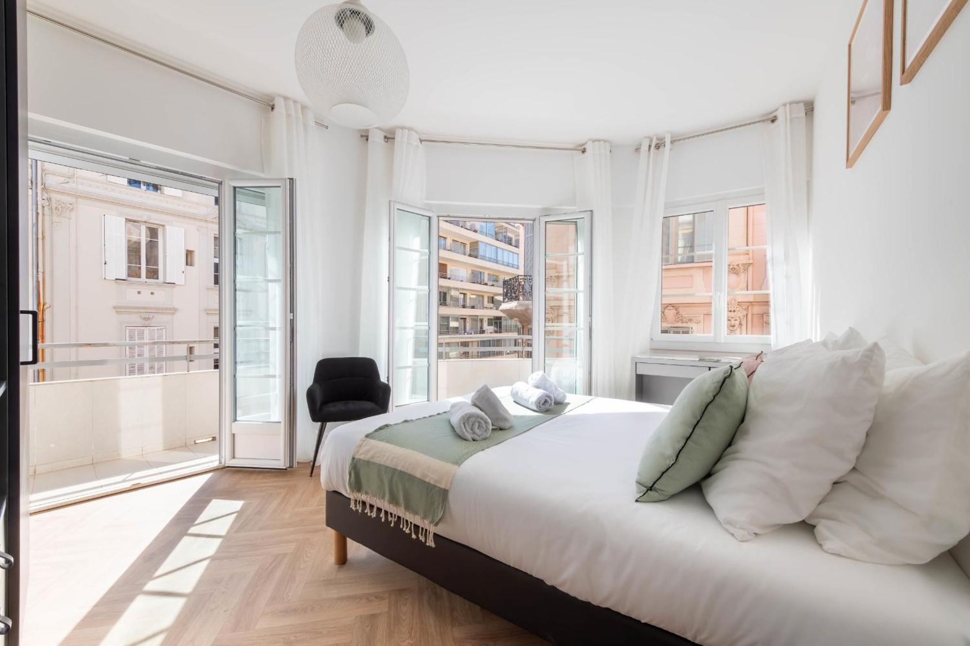 Apartment 3-br In The Golden Square *