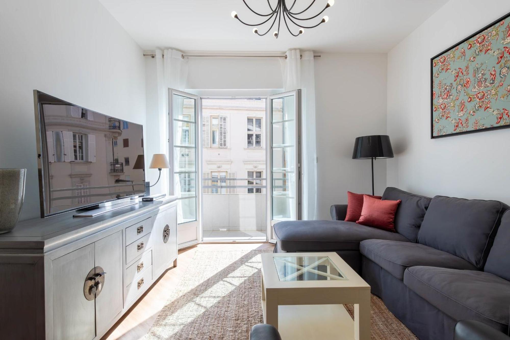 3-br In The Golden Square Apartment