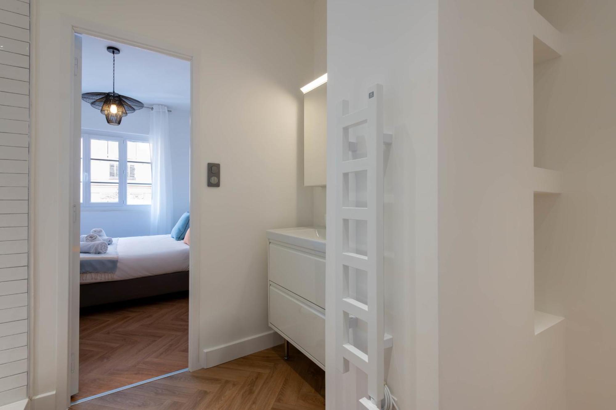 3-br In The Golden Square Apartment *