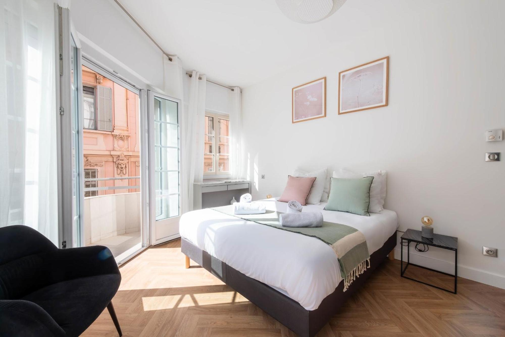 Apartment 3-br In The Golden Square