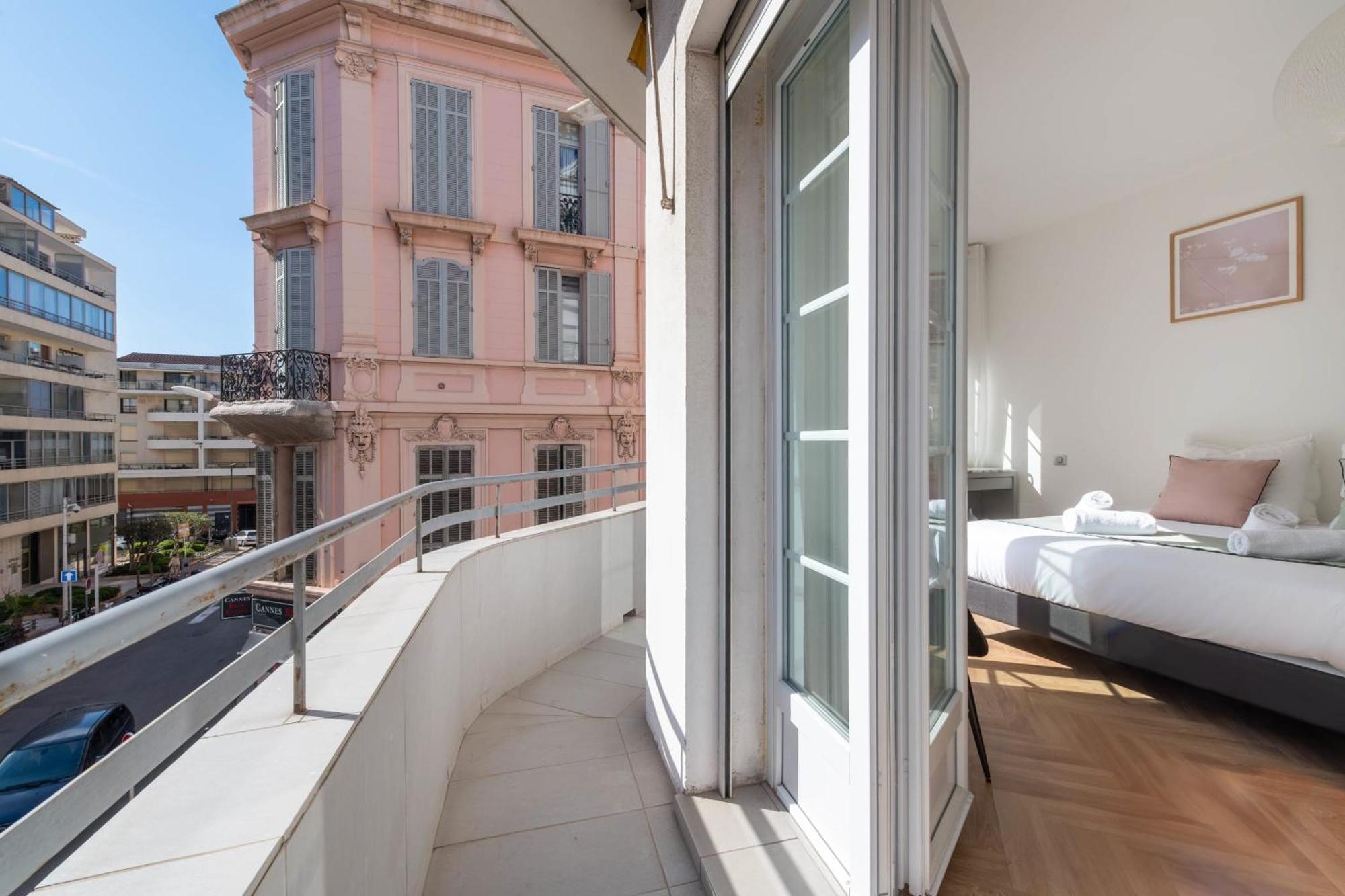 3-br In The Golden Square Apartment *